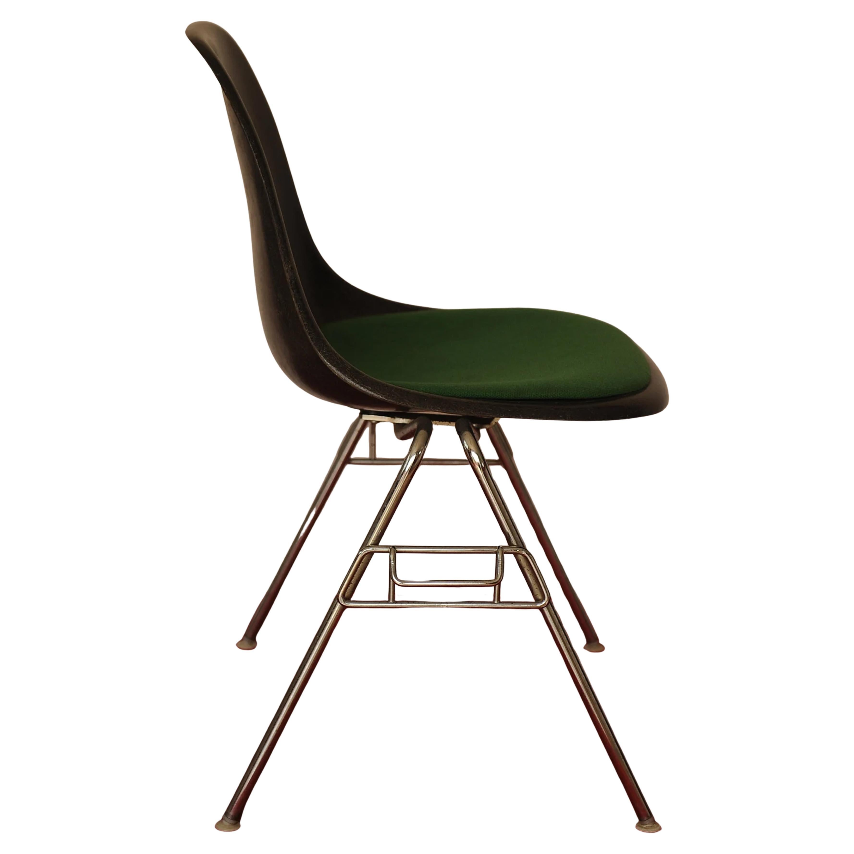 Charles and Ray Eames Herman Miller DSS Original Sedia impilabile in fibra di vetro anni '80 In condizioni buone in vendita a Reading, Berkshire