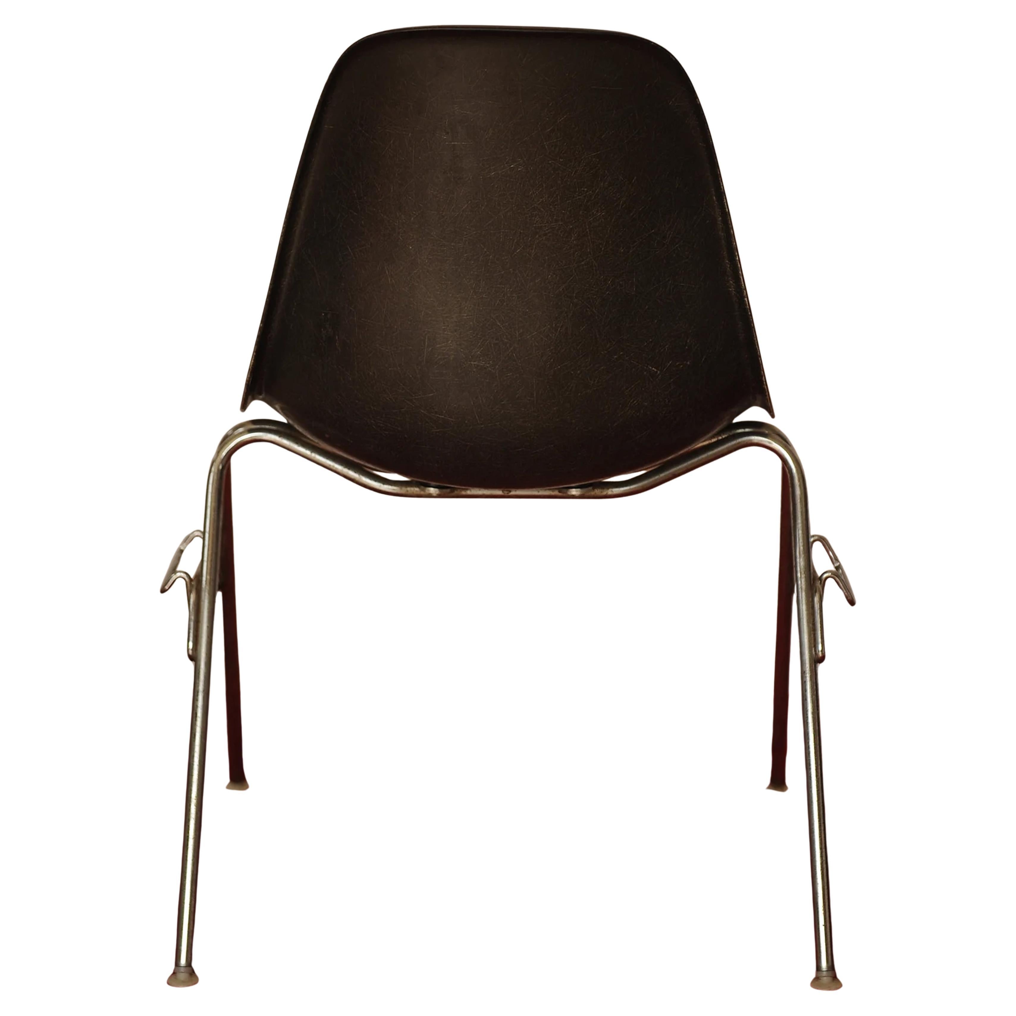 XX secolo Charles and Ray Eames Herman Miller DSS Original Sedia impilabile in fibra di vetro anni '80 in vendita