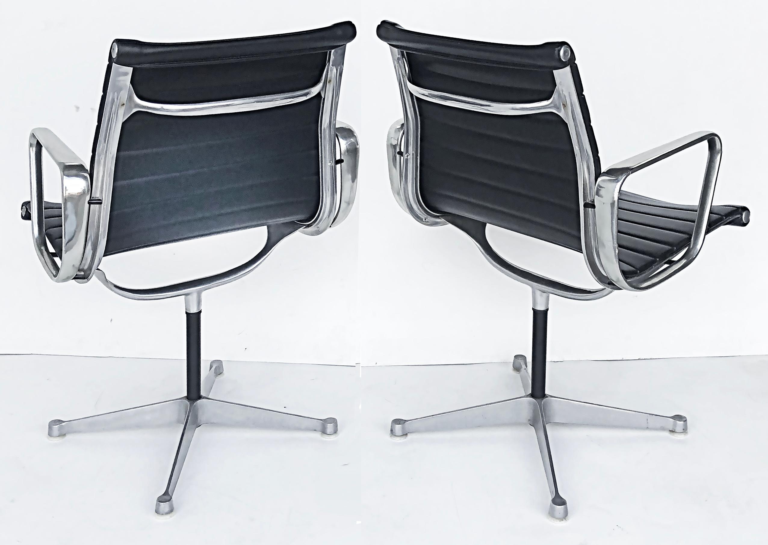  Chaises pivotantes Eames Herman Miller EA108 en aluminium, cuir en vente 3
