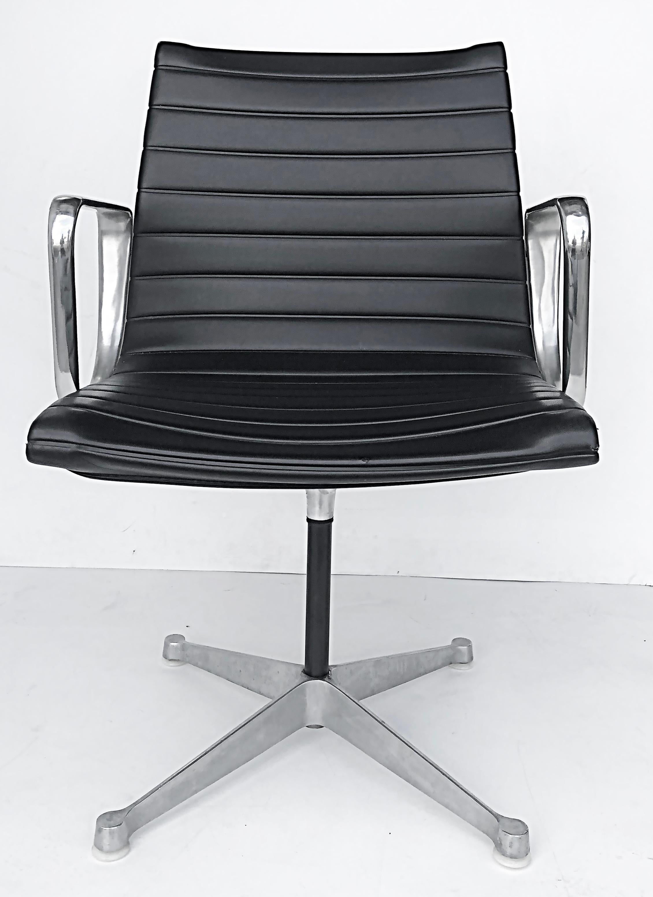  Chaises pivotantes Eames Herman Miller EA108, groupe aluminium, cuir 

Nous proposons à la vente une paire de chaises pivotantes en cuir Herman Miller Charles et Ray Eames Aluminum Group EA108. Conçue à l'origine par Charles et Ray Eames en 1958,