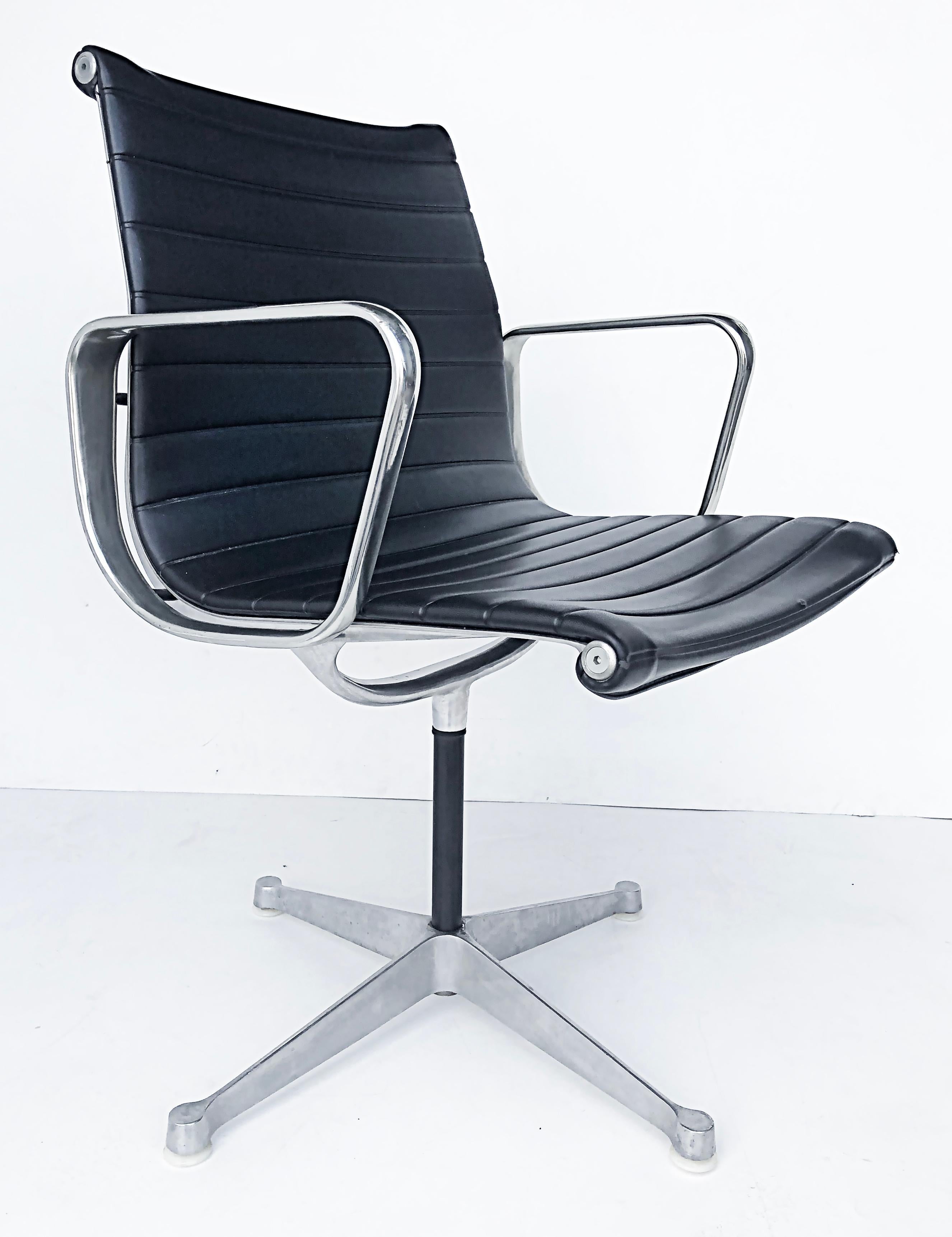 Mid-Century Modern  Chaises pivotantes Eames Herman Miller EA108 en aluminium, cuir en vente