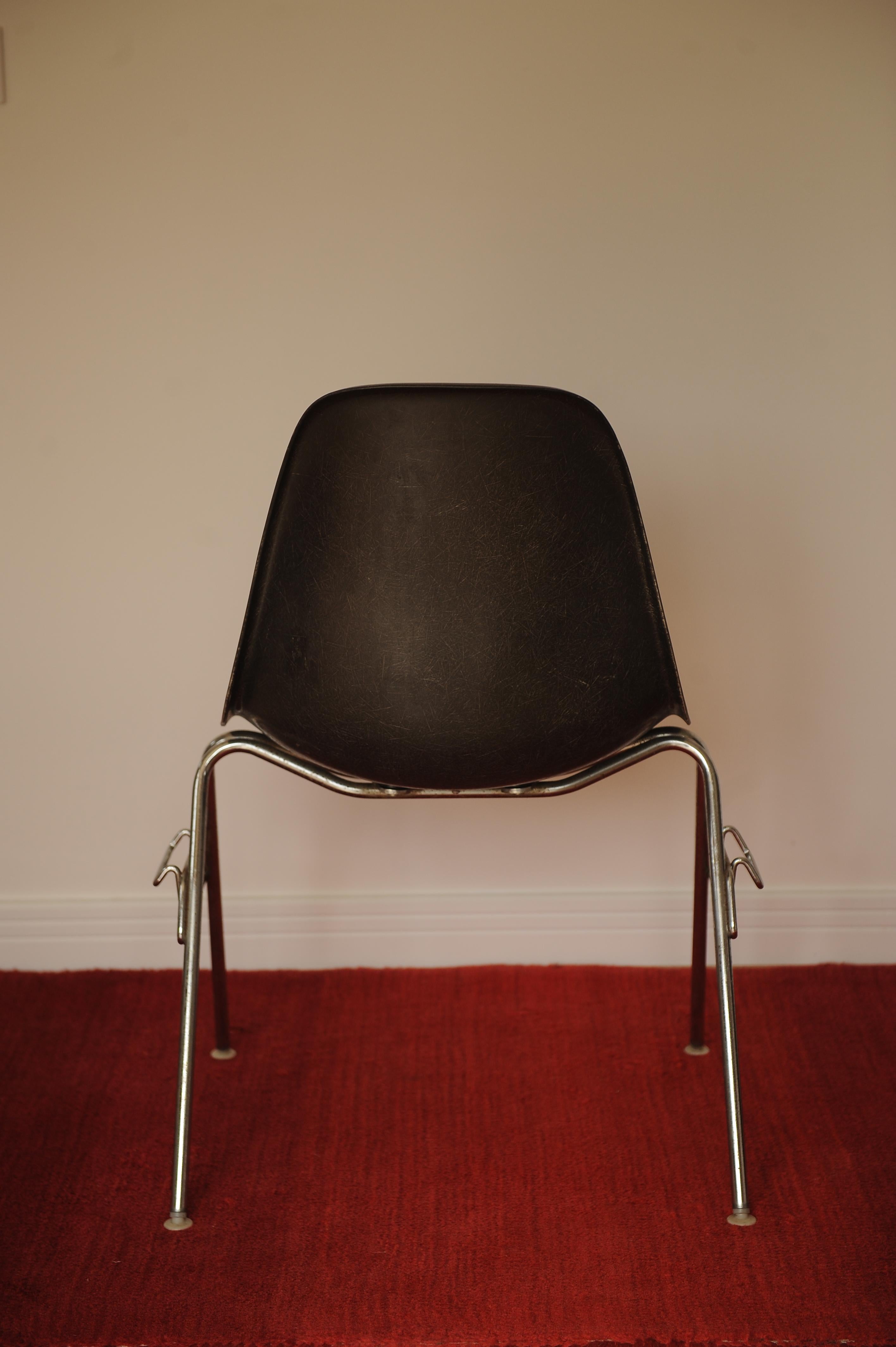 Mid-Century Modern Charles & Ray Eames Herman Miller Original Dss Fiberglass Chrome Stacking Chair  For Sale