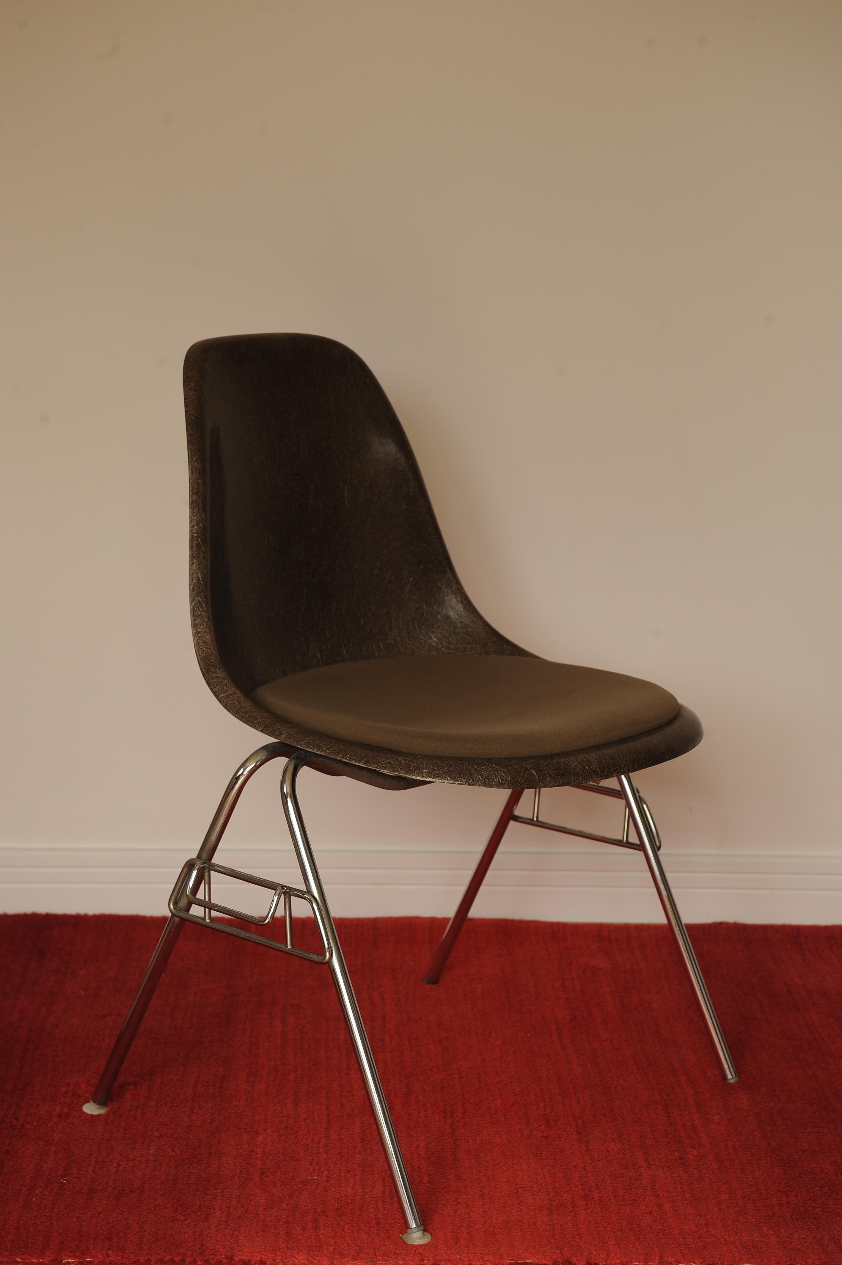 American Charles & Ray Eames Herman Miller Original DSS Fiberglass Chrome Stacking Chair For Sale