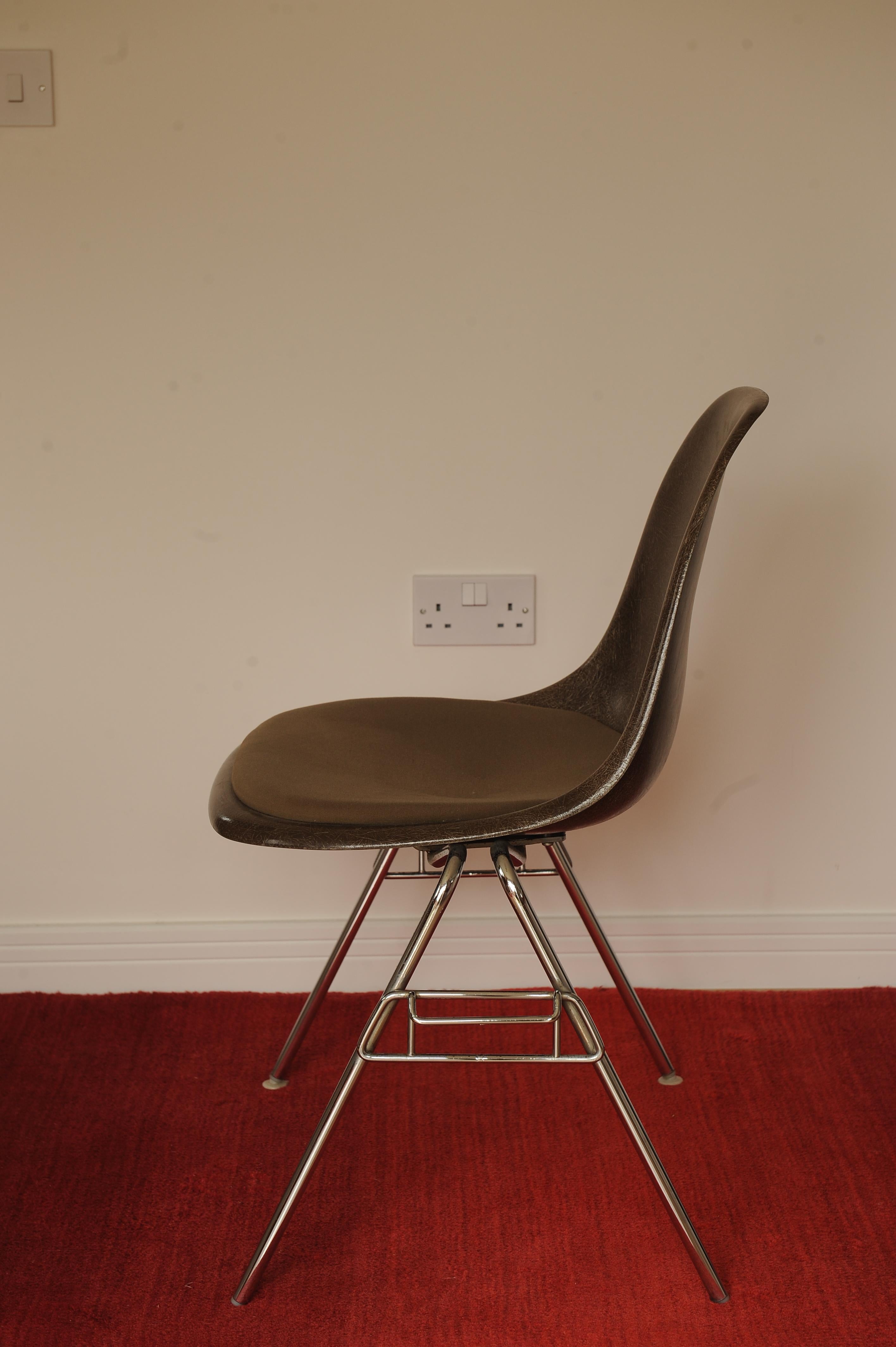 Late 20th Century Charles & Ray Eames Herman Miller Original DSS Fiberglass Chrome Stacking Chair For Sale