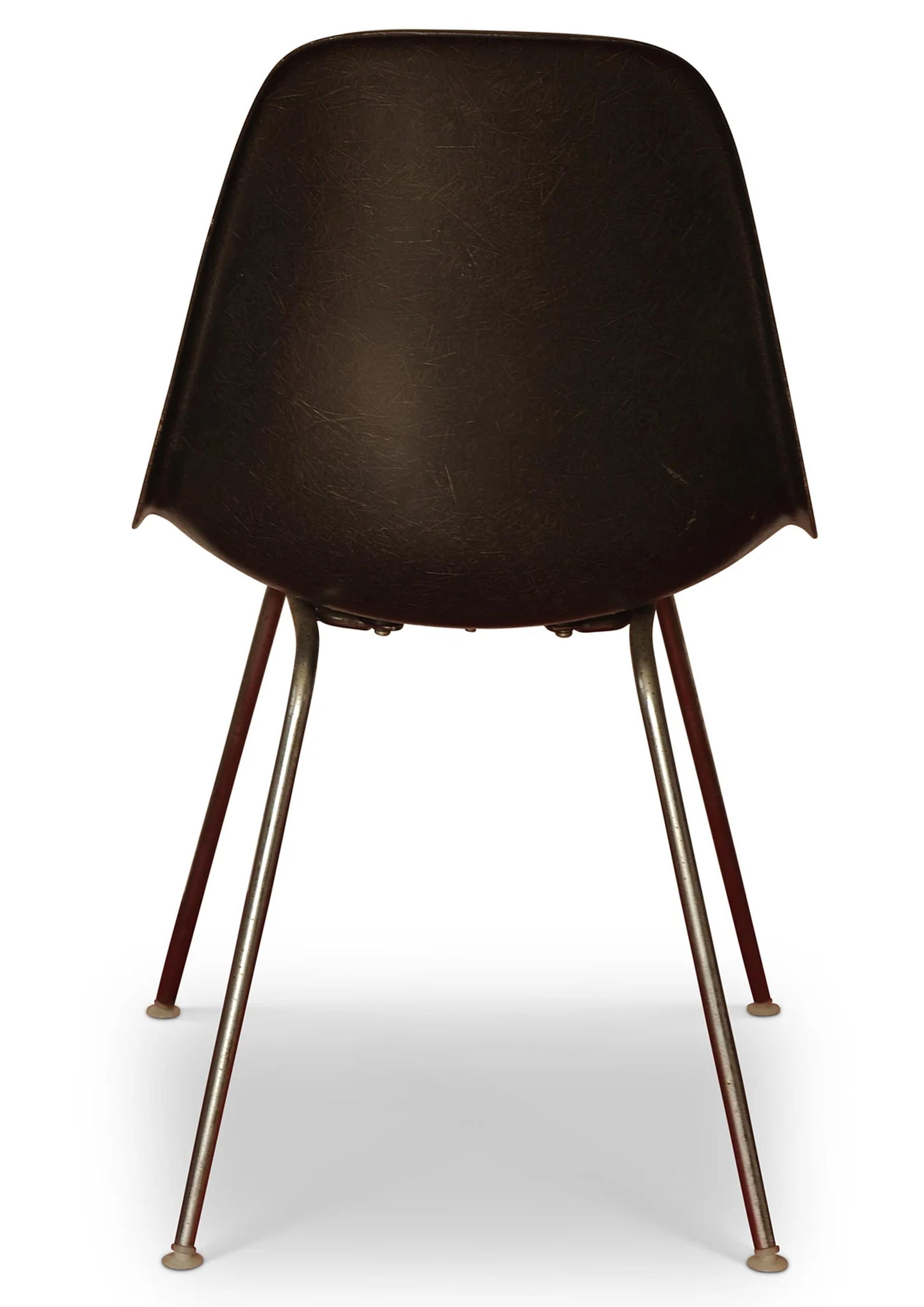 Charles & Ray Eames Herman Miller Original DSS Glasfaserstuhl Grün & Seal Braun 

Markenaufdruck auf der Unterseite des Sitzes 

Charles Ormond Eames JR. (17. Juni 1907 - 21. August 1978) war ein amerikanischer Designer, Architekt und Filmemacher.