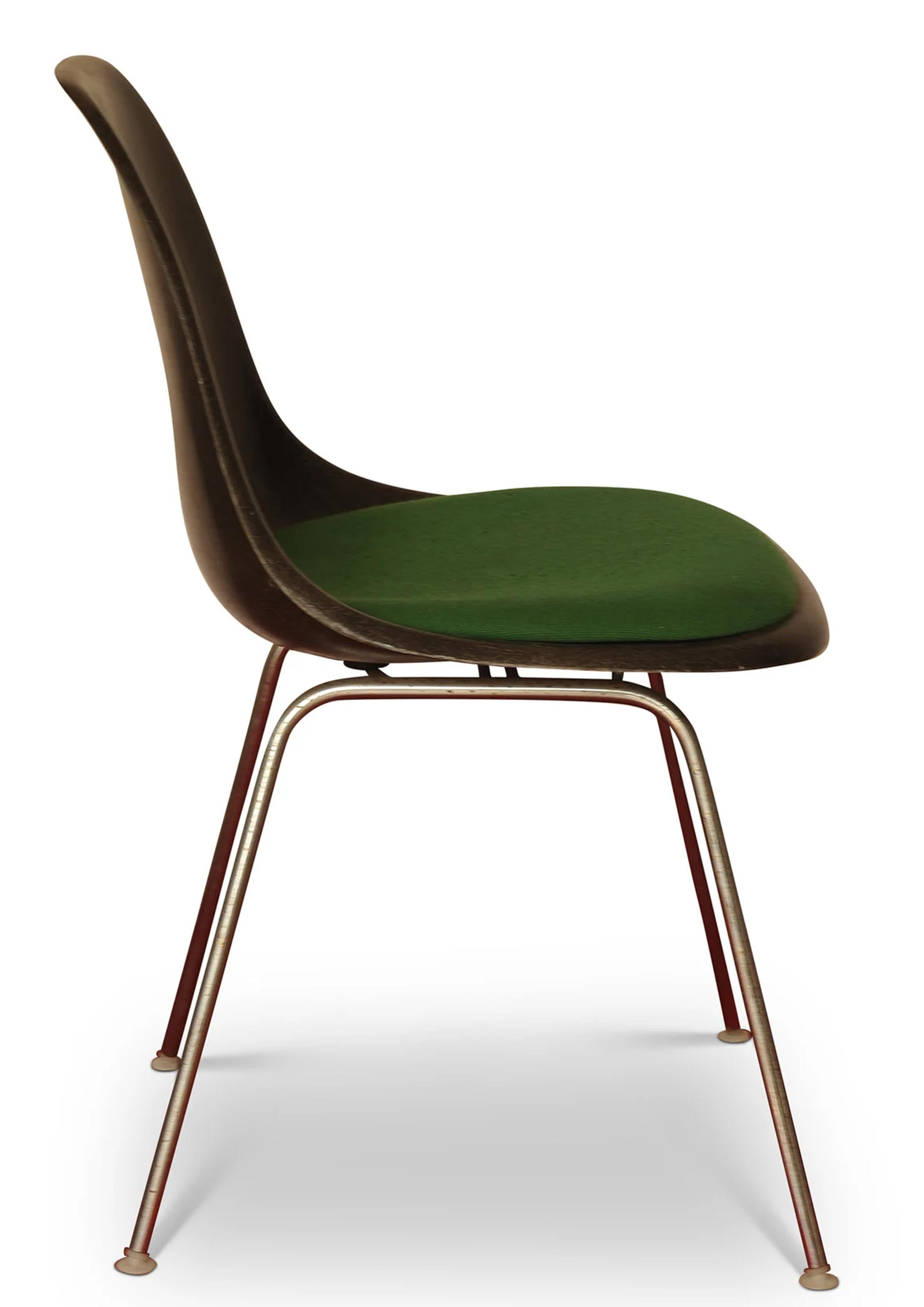 Charles & Ray Eames Herman Miller Original DSS Seal Brown Glasfaserstuhl (amerikanisch) im Angebot