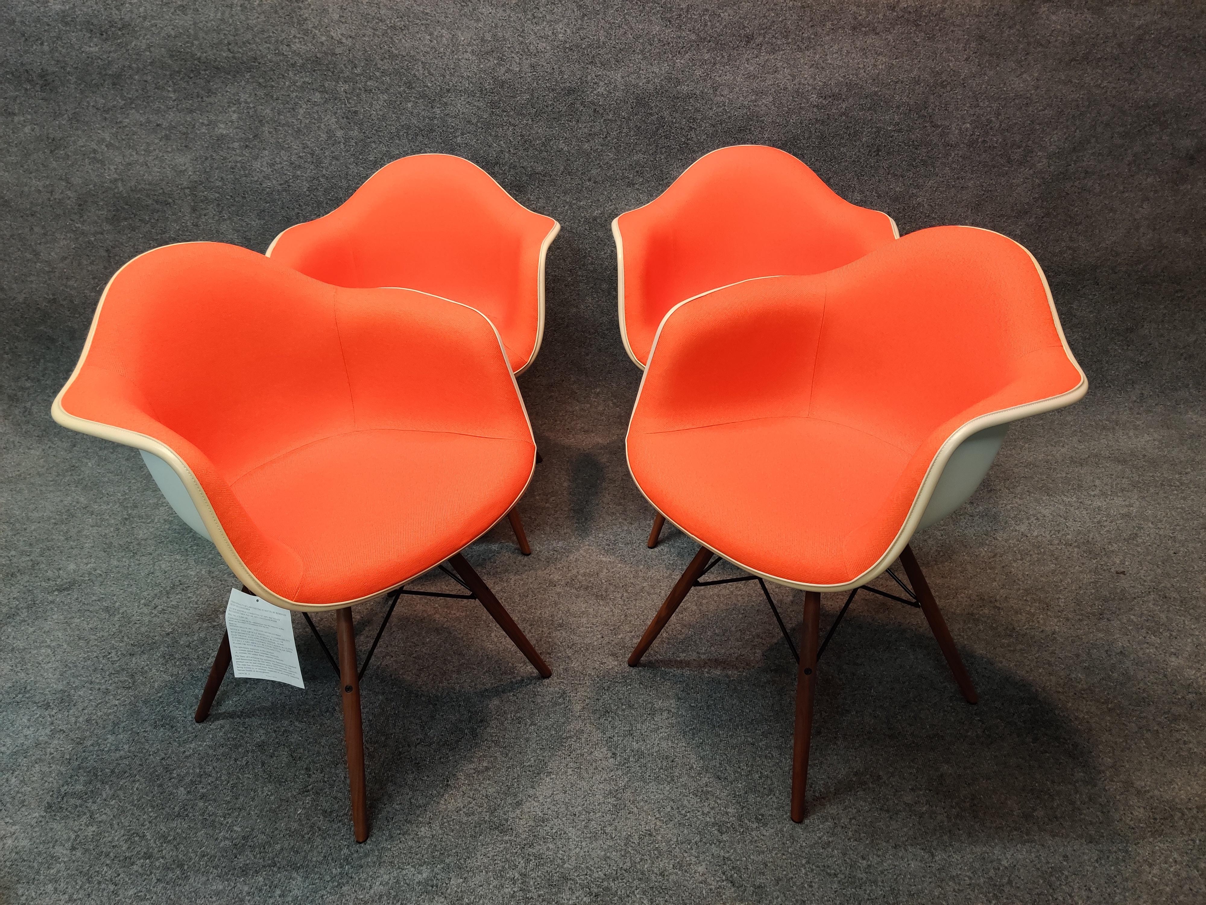 Charles & Ray Eames, Herman Miller, 4er-Set DAW-Sessel mit Dübelbeinen, Orange (Moderne der Mitte des Jahrhunderts) im Angebot