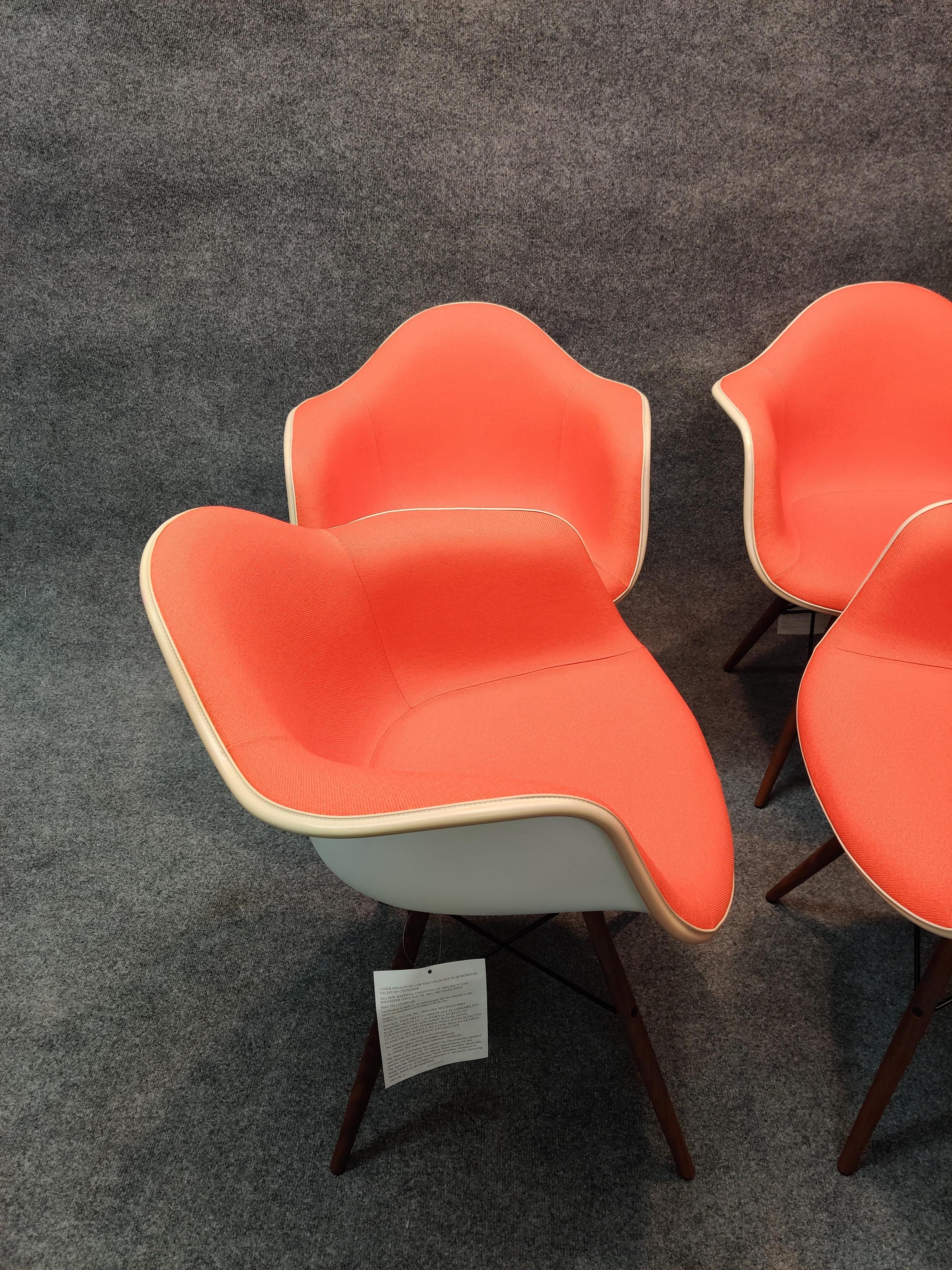 Charles & Ray Eames, Herman Miller, 4er-Set DAW-Sessel mit Dübelbeinen, Orange im Zustand „Gut“ im Angebot in Philadelphia, PA