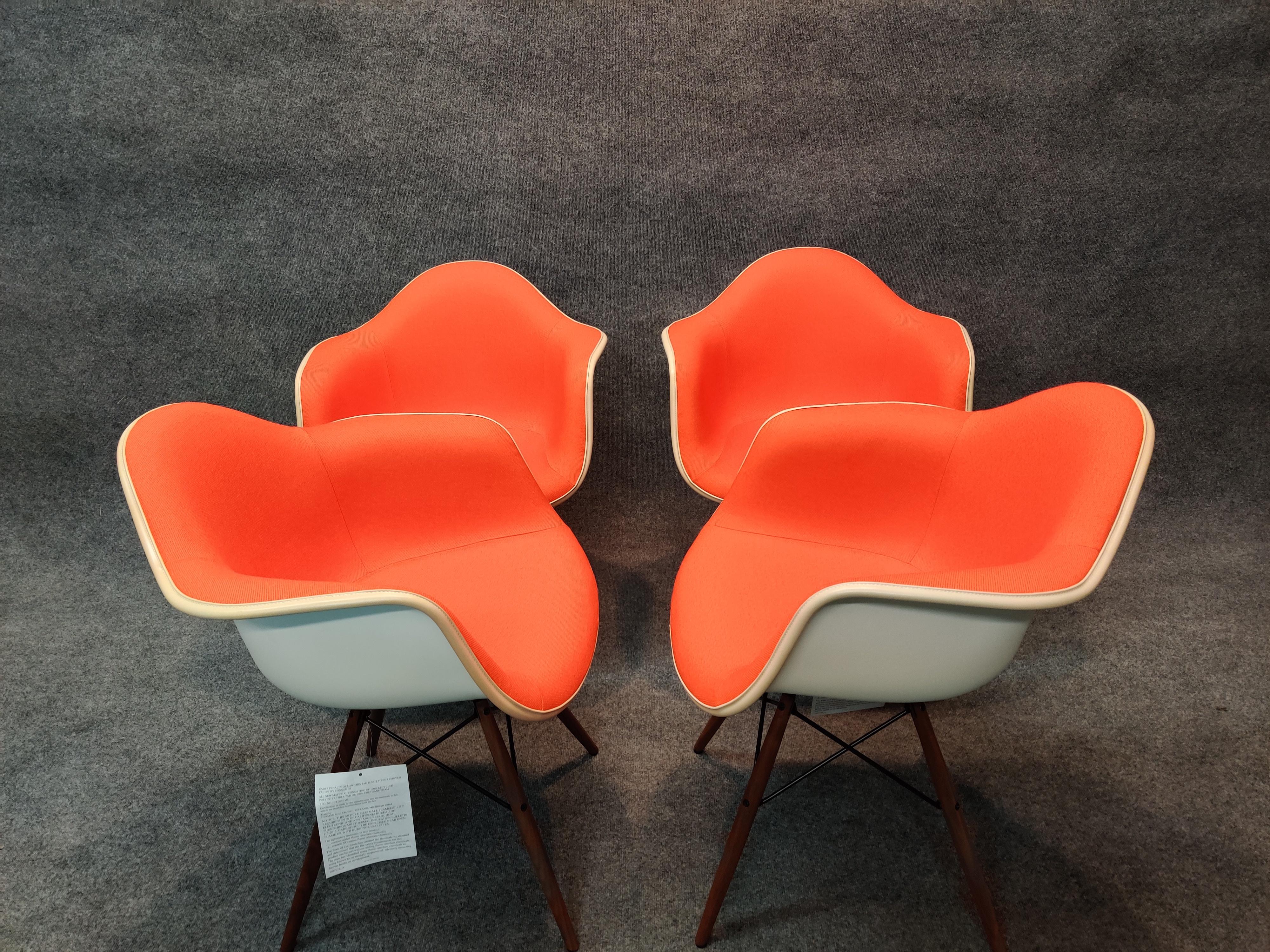 Charles & Ray Eames, Herman Miller, 4er-Set DAW-Sessel mit Dübelbeinen, Orange (21. Jahrhundert und zeitgenössisch) im Angebot