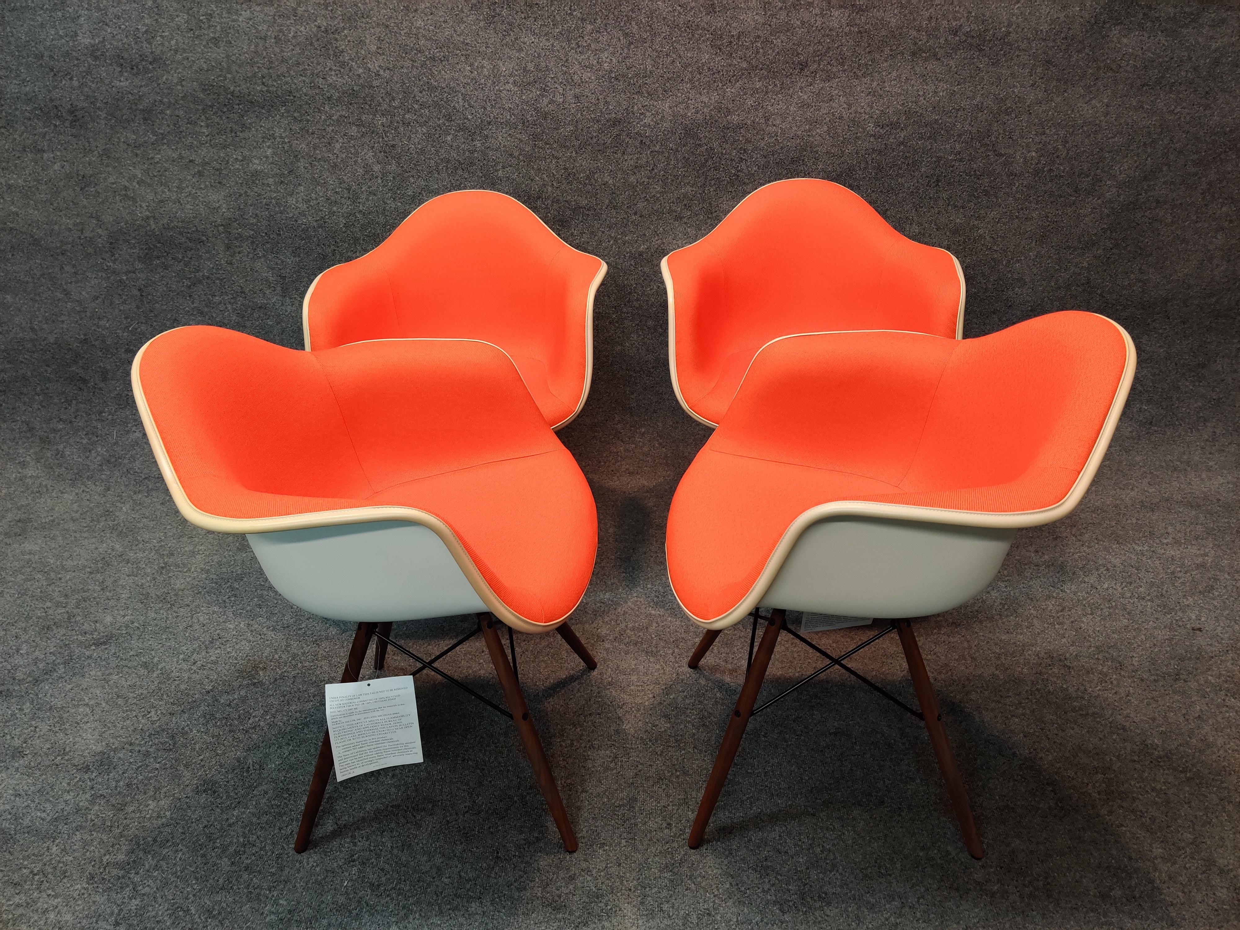 Charles & Ray Eames, Herman Miller, 4er-Set DAW-Sessel mit Dübelbeinen, Orange (Kunststoff) im Angebot