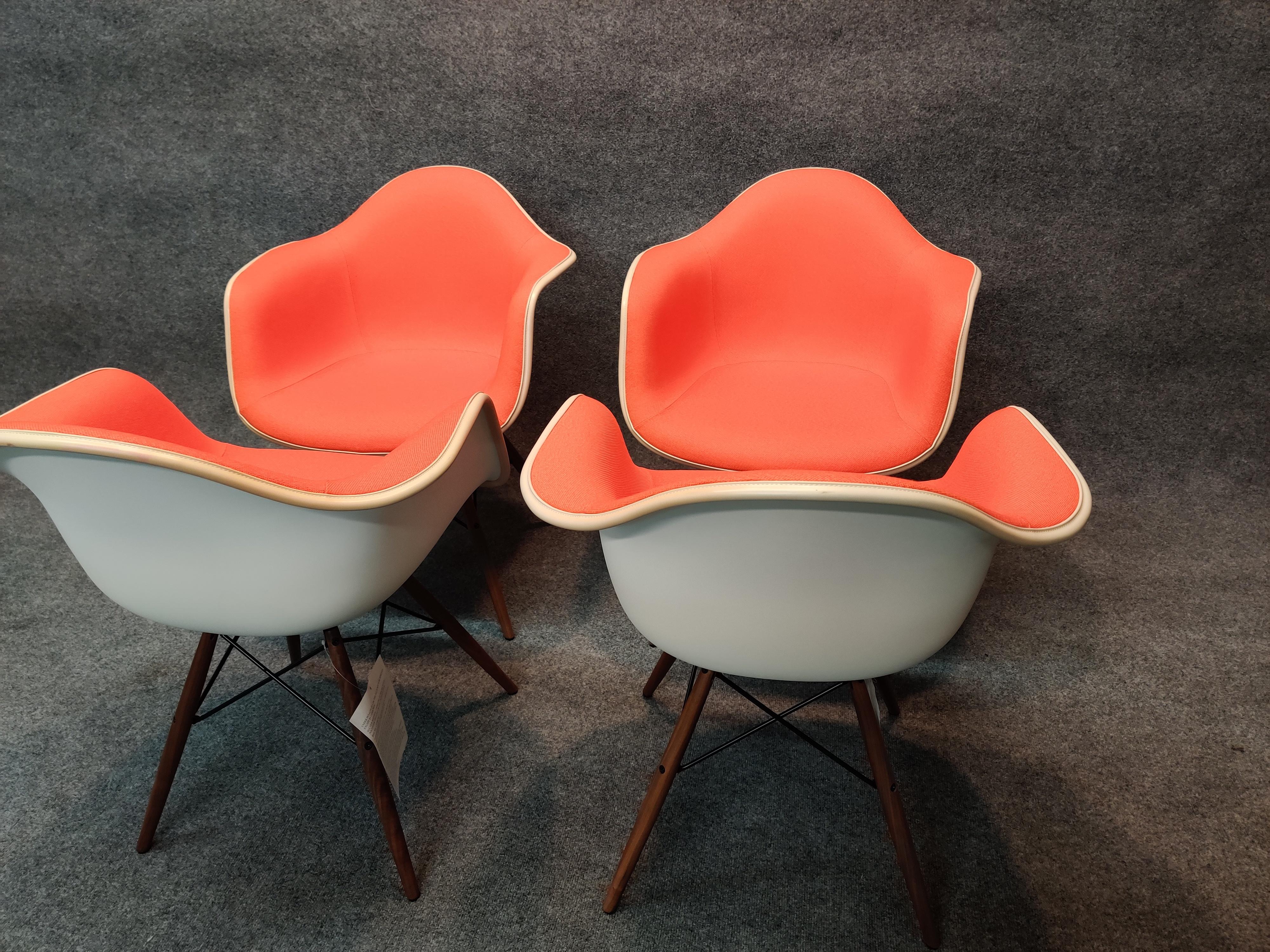 Charles & Ray Eames, Herman Miller, 4er-Set DAW-Sessel mit Dübelbeinen, Orange im Angebot 1
