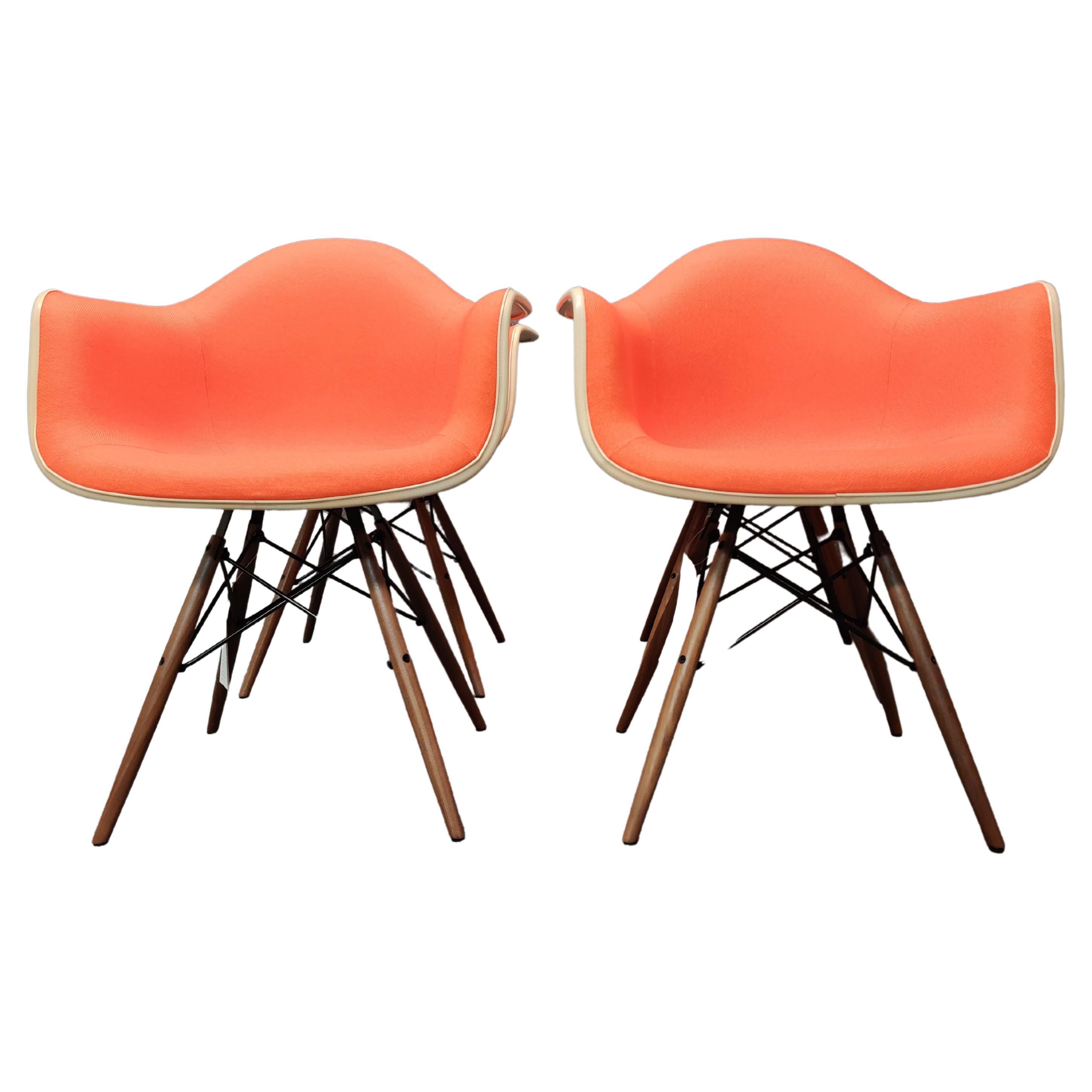 Charles & Ray Eames, Herman Miller, 4er-Set DAW-Sessel mit Dübelbeinen, Orange im Angebot