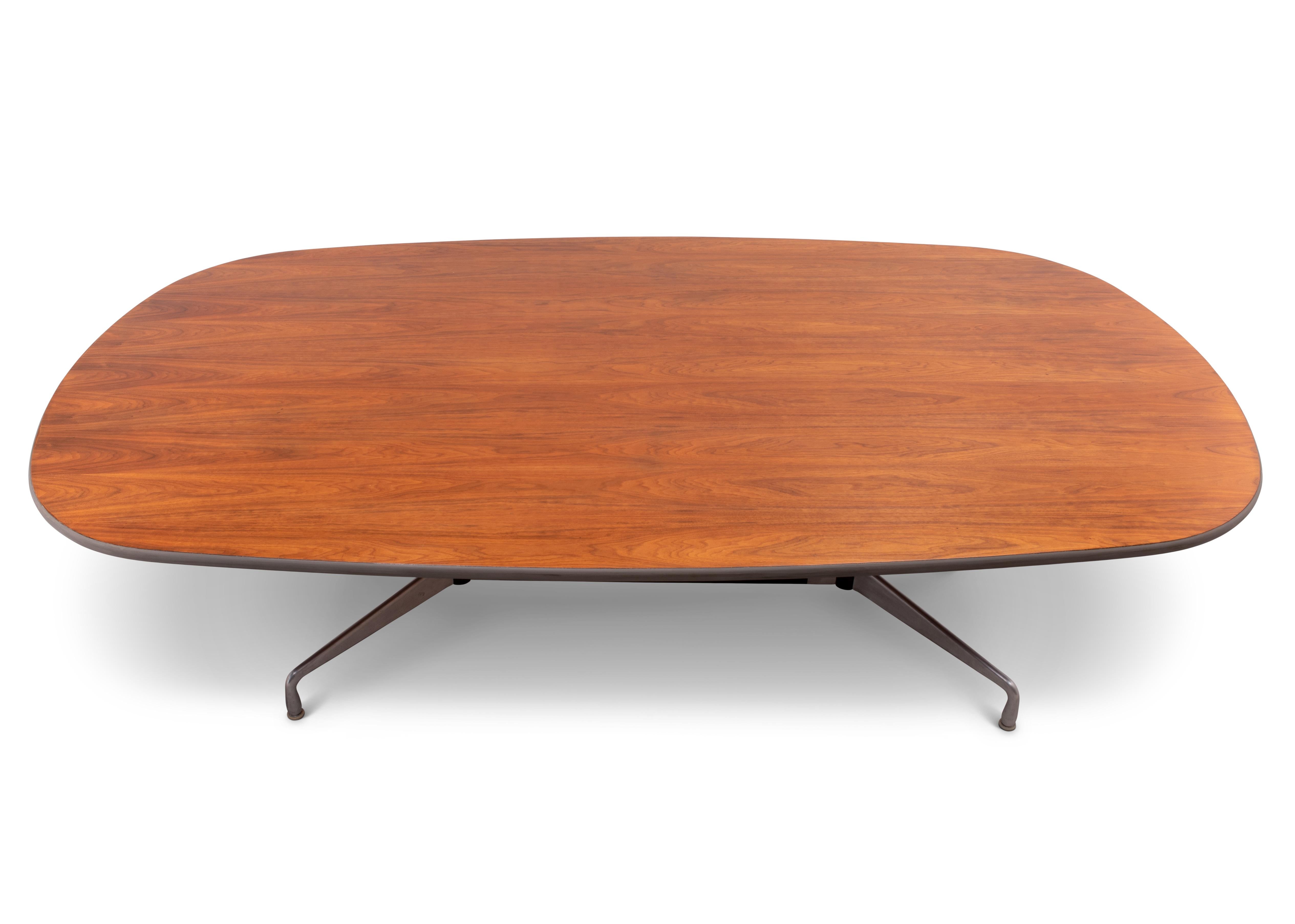 Charles & Ray Eames Herman Miller Walnut Segmented Base Racetrack Dining Table In Good Condition For Sale In Forest Grove, PA