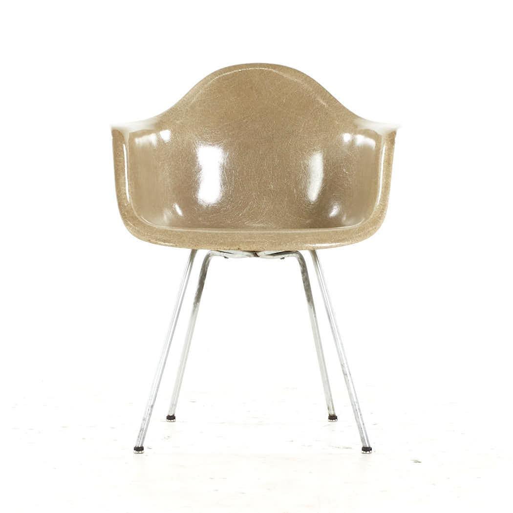 Charles und Ray Eames für Herman Miller Zenith Mid Century 1st Edition Rope Edge Chair

Jeder Stuhl misst: 25 breit x 23 tief x 31,5 hoch, mit einer Sitzhöhe von 18 und Armhöhe/Stuhlabstand 26 Zoll

Alle Möbelstücke sind in einem so genannten