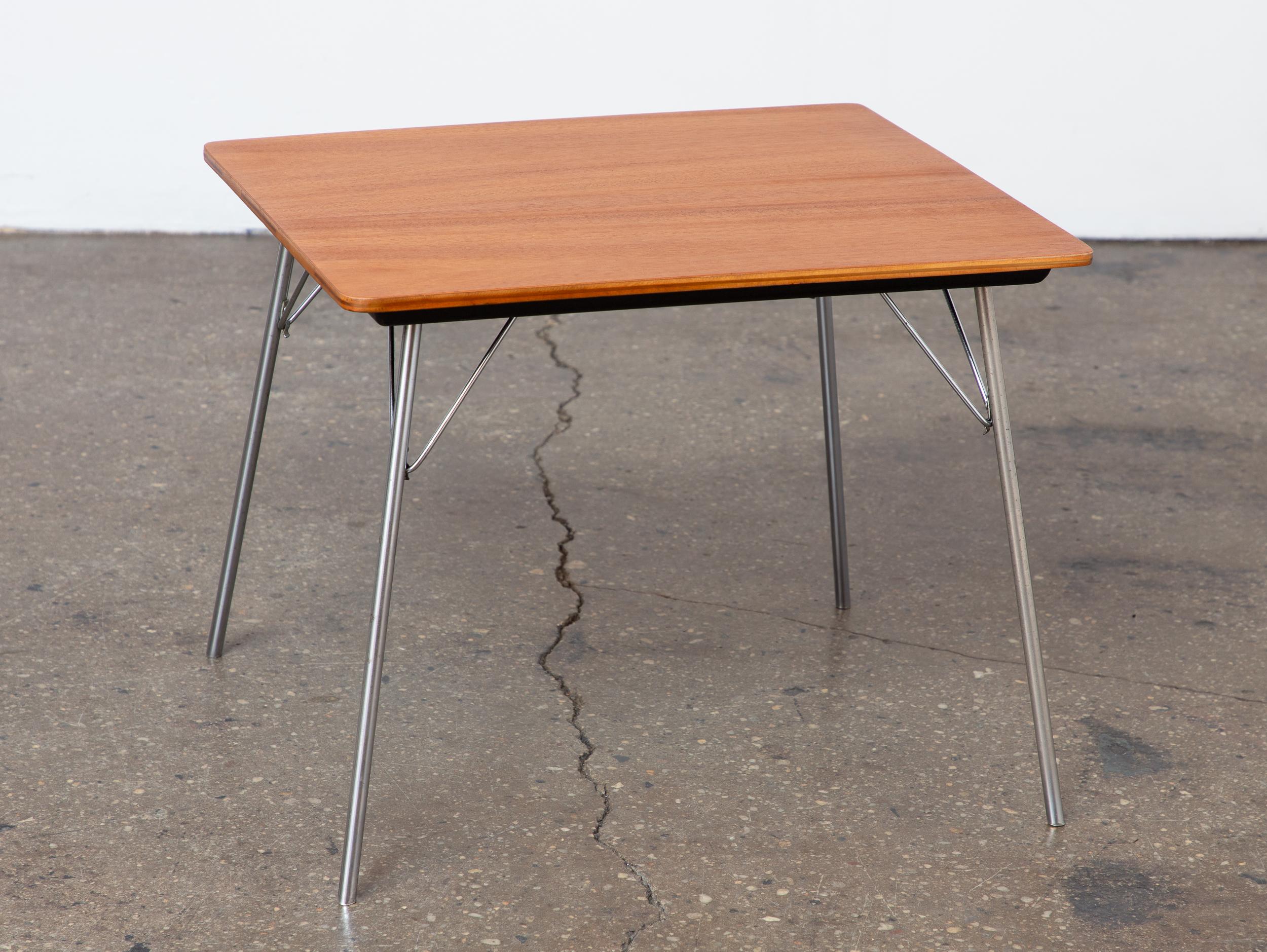 Rare table d'appoint à pieds tombants, abrégée en Incidental Table, conçue par Charles et Ray Eames et produite par Herman Miller à la fin des années 1940. Cette table pliante est dotée d'un plateau en contreplaqué plaqué bois avec des bords