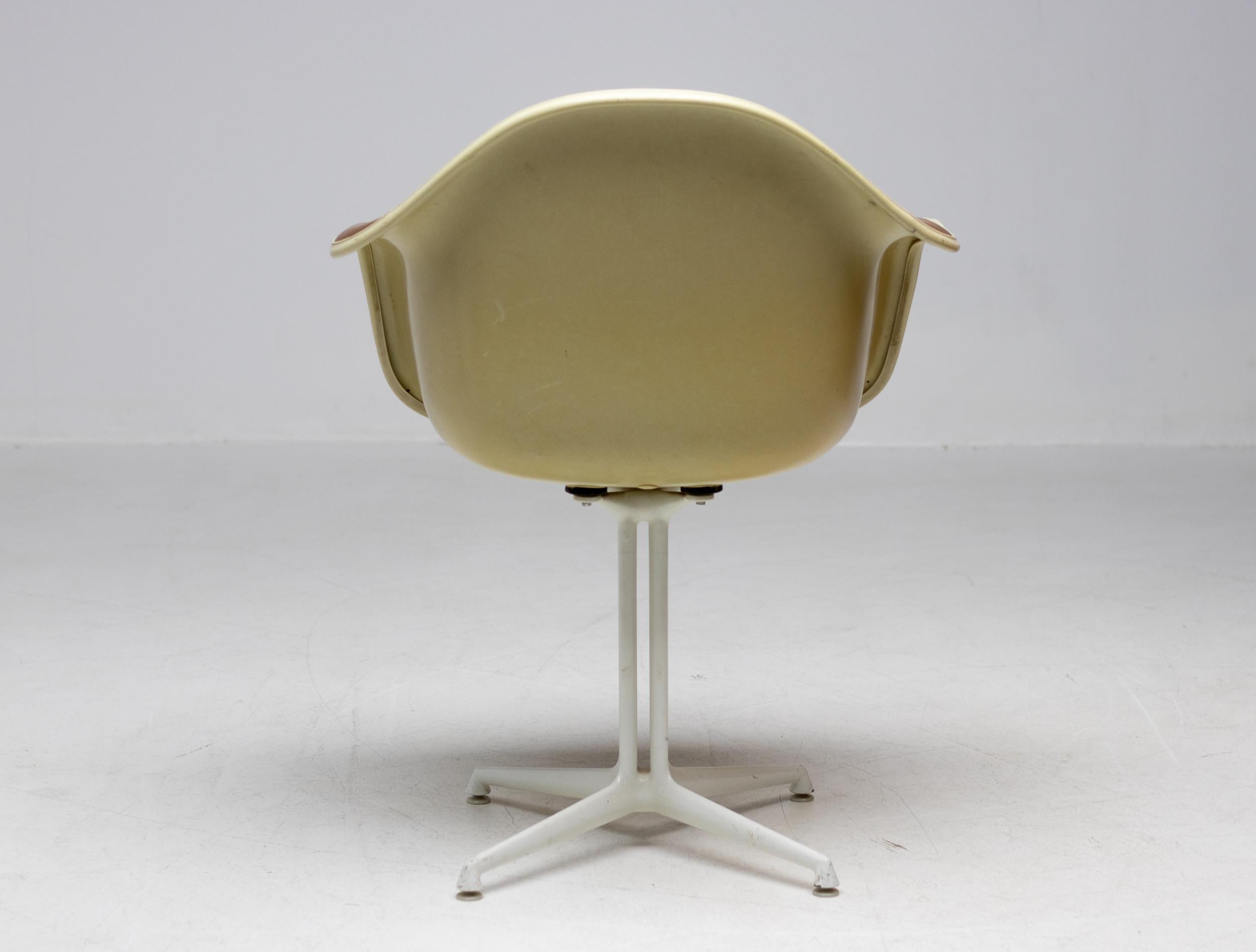Très élégant et rare fauteuil Charles & Ray Eames pour Herman Miller La Fonda en fibre de verre avec revêtement en Naugahyde marron chocolat et tissu. Base d'origine en aluminium émaillé blanc de La Fonda.
Magnifique état d'origine, marqué d'une