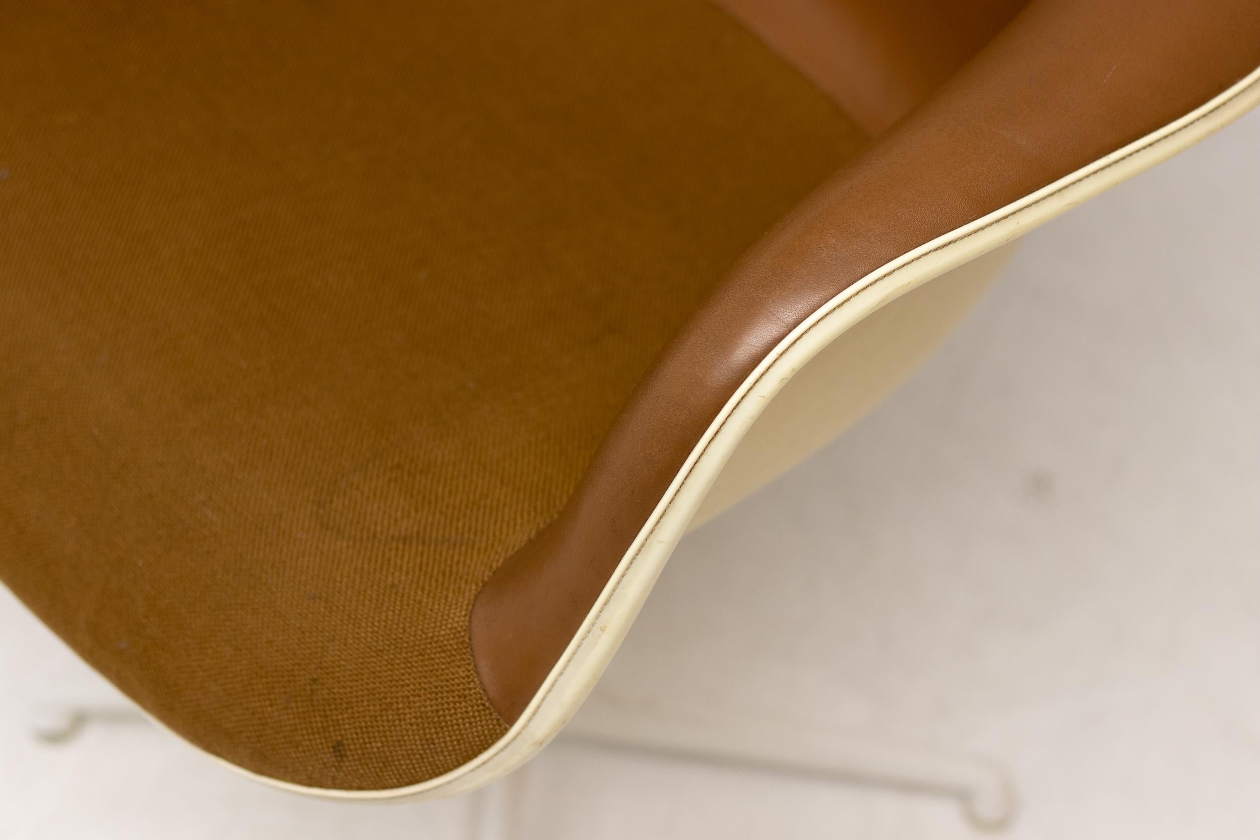 eames la fonda chair