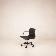 Chaise de bureau en aluminium noir de Charles & Ray Eames, fin du XXe siècle, pour ICF