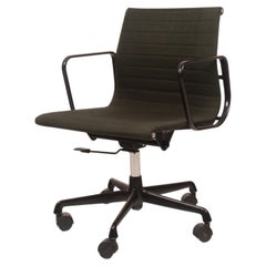 Chaise de bureau en aluminium noir de Charles & Ray Eames, fin du XXe siècle, pour ICF