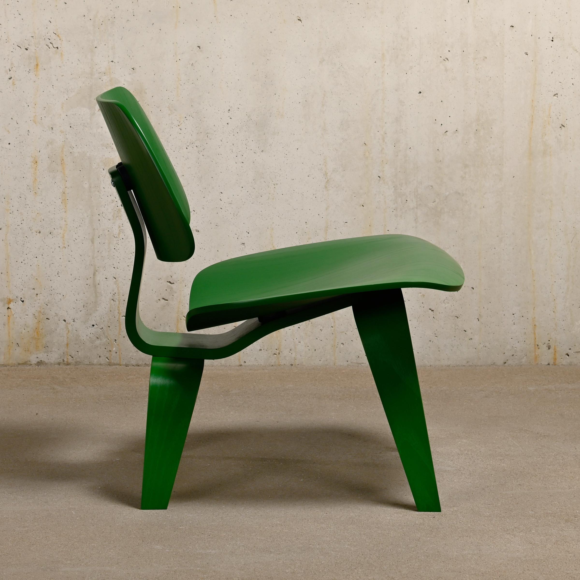 Charles & Ray Eames LCW Green HAY collection Lounge Chair for Herman Miller In Excellent Condition In Amsterdam, NL
