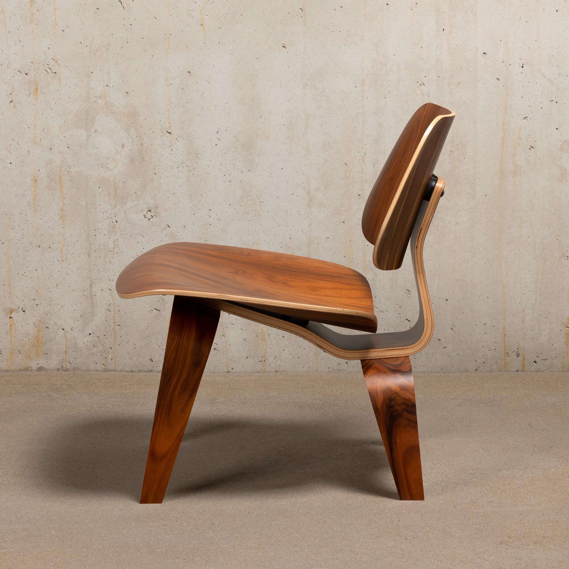 Ikonischer LCW-Sessel aus Santos-Palisander-Sperrholz. Das Furnier und der Stuhl sind in einem sehr guten / ausgezeichneten neuwertigen Zustand. Gekennzeichnet mit dem Label des Herstellers. Mehrere Stühle auf Lager, kontaktieren Sie uns für die