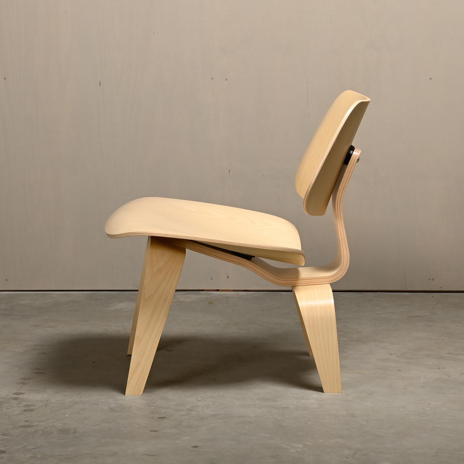 Iconic LCW lounge chair designed by Charles & Ray Eames in White Ash Plywood and manufactured by Herman Miller USA. The veneer and chair is in very good / excellent as new condition with minimal signs of wear. Marked with manufacturer label.
Please