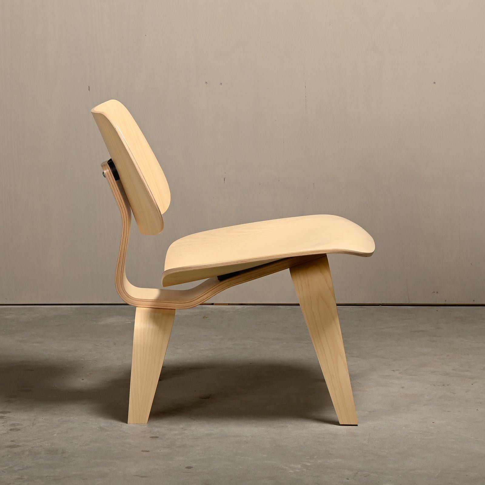 Charles & Ray Eames LCW White Ash Lounge Chair for Herman Miller In Excellent Condition In Amsterdam, NL