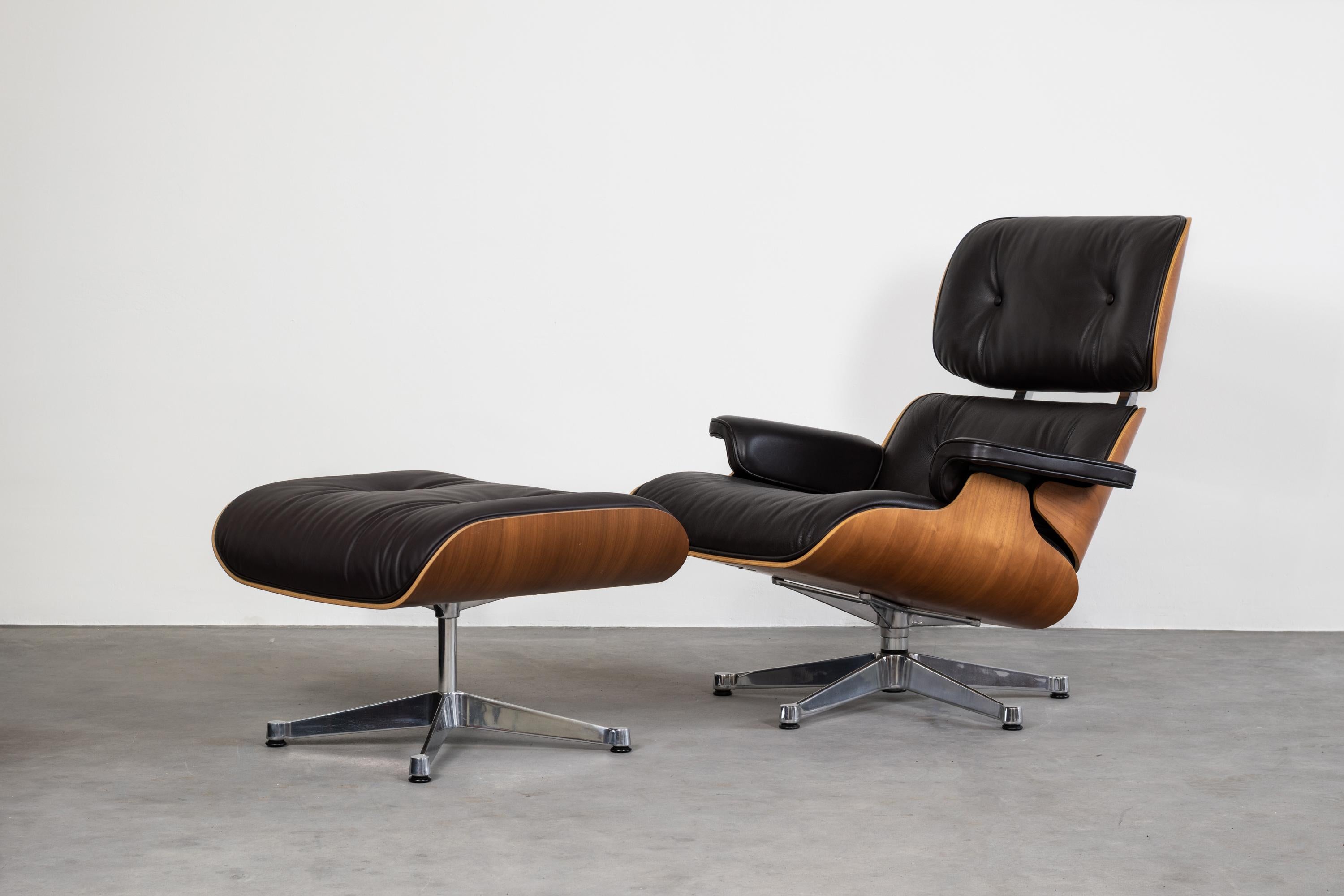 Iconic lounge chair 670 and ottoman 671 designed by Charles & Ray Eames in 1956 and produced by Vitra.
Seat and back 'shells' in plywood covered with black leather and bases in die-cast aluminium.
Manufacturer's mark under the seat.
Measurements: