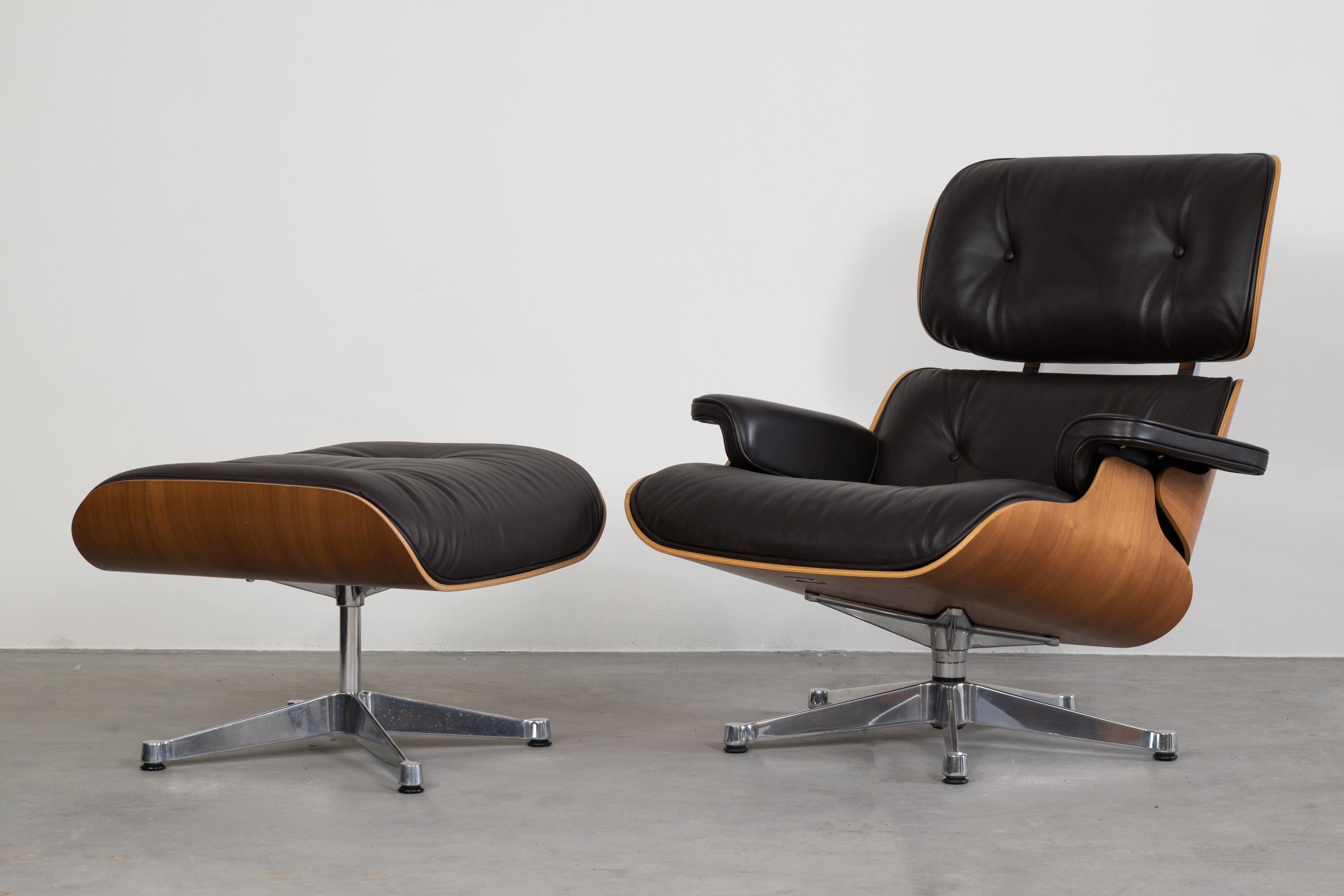 Mid-Century Modern Charles & Ray Eames Lounge Chair 670 and Ottoman 671 for Vitra