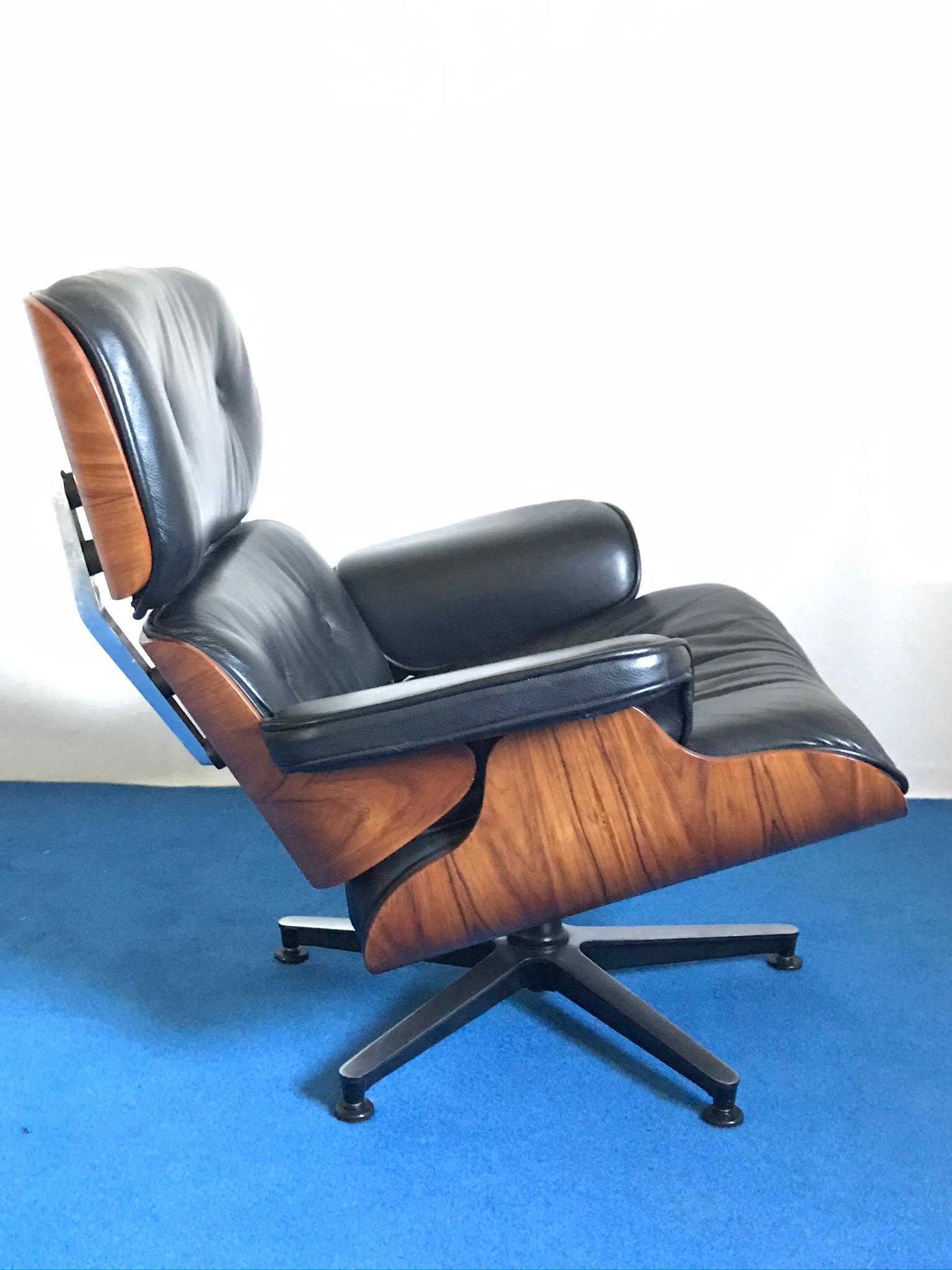 Mid-Century Modern Charles Ray Eames Lounge Chair 670, Black Leather