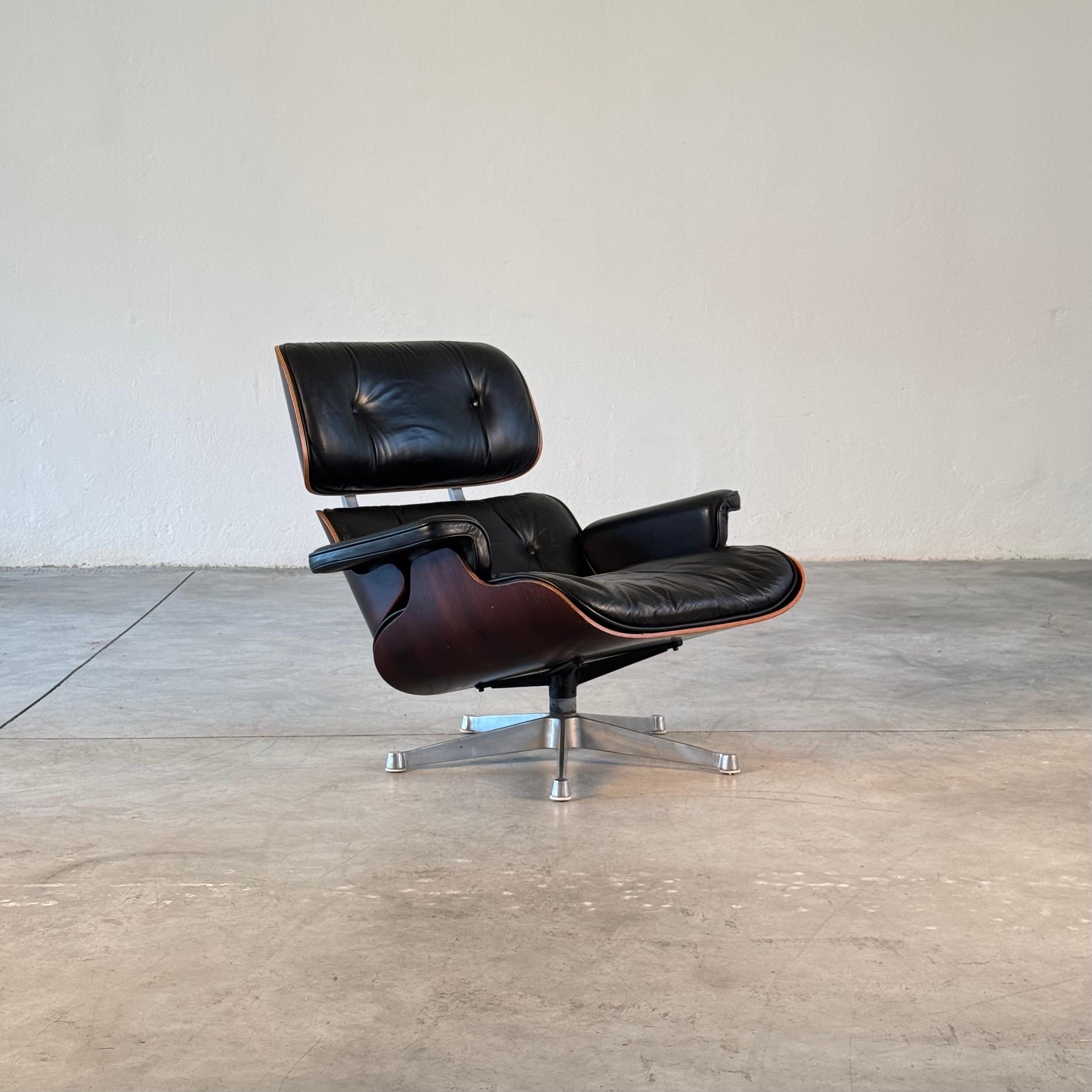 Un'iconica poltrona da salotto di metà secolo, il modello 670, disegnata da Charles and Ray Eames e prodotta su licenza da ICF in Italia durante gli anni '60. Conservando il rivestimento originale in pelle nera, la sedia mostra un'invitante patina