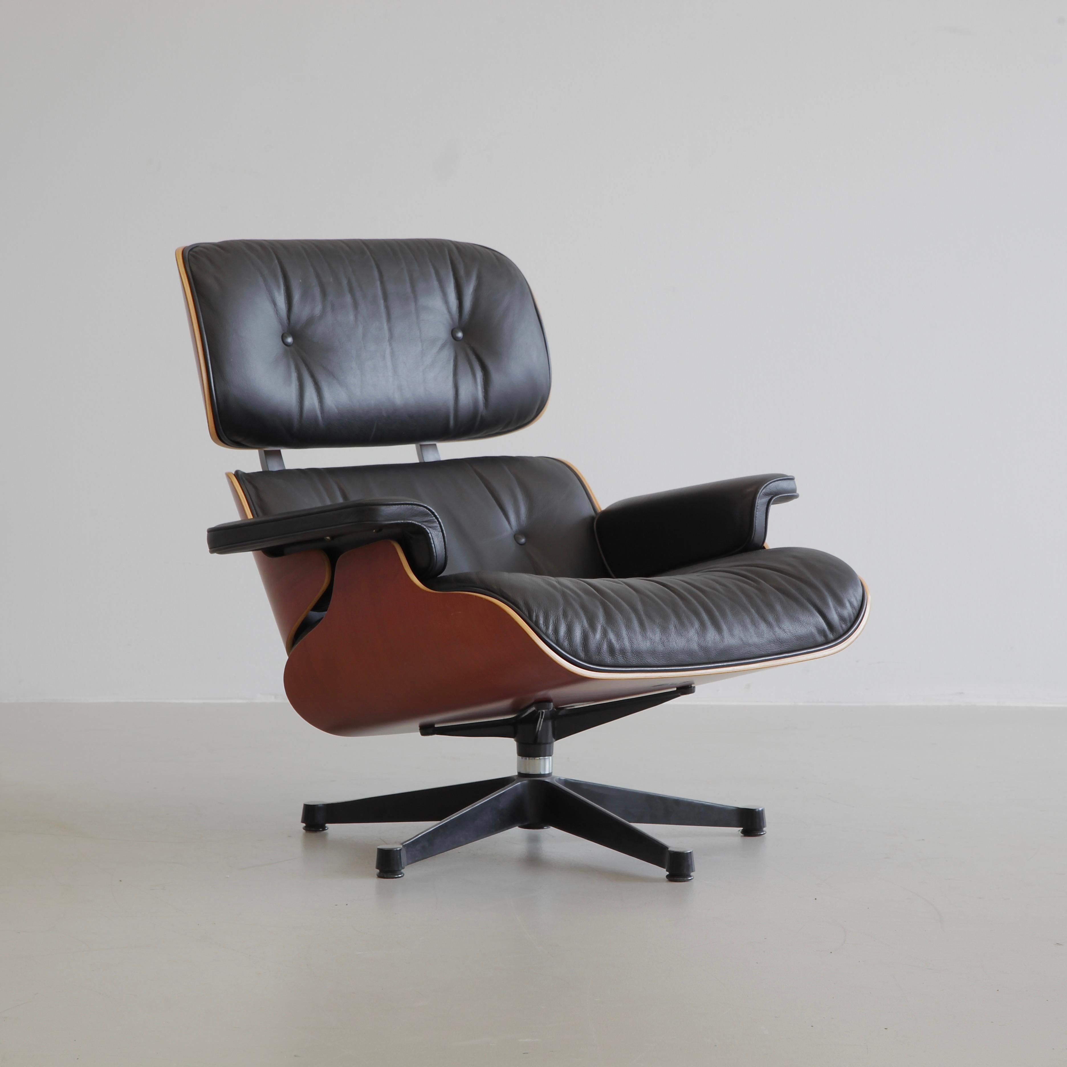 Fin du 20e siècle Charles & Ray Eames fauteuil de salon et repose-pieds, Vitra 1999