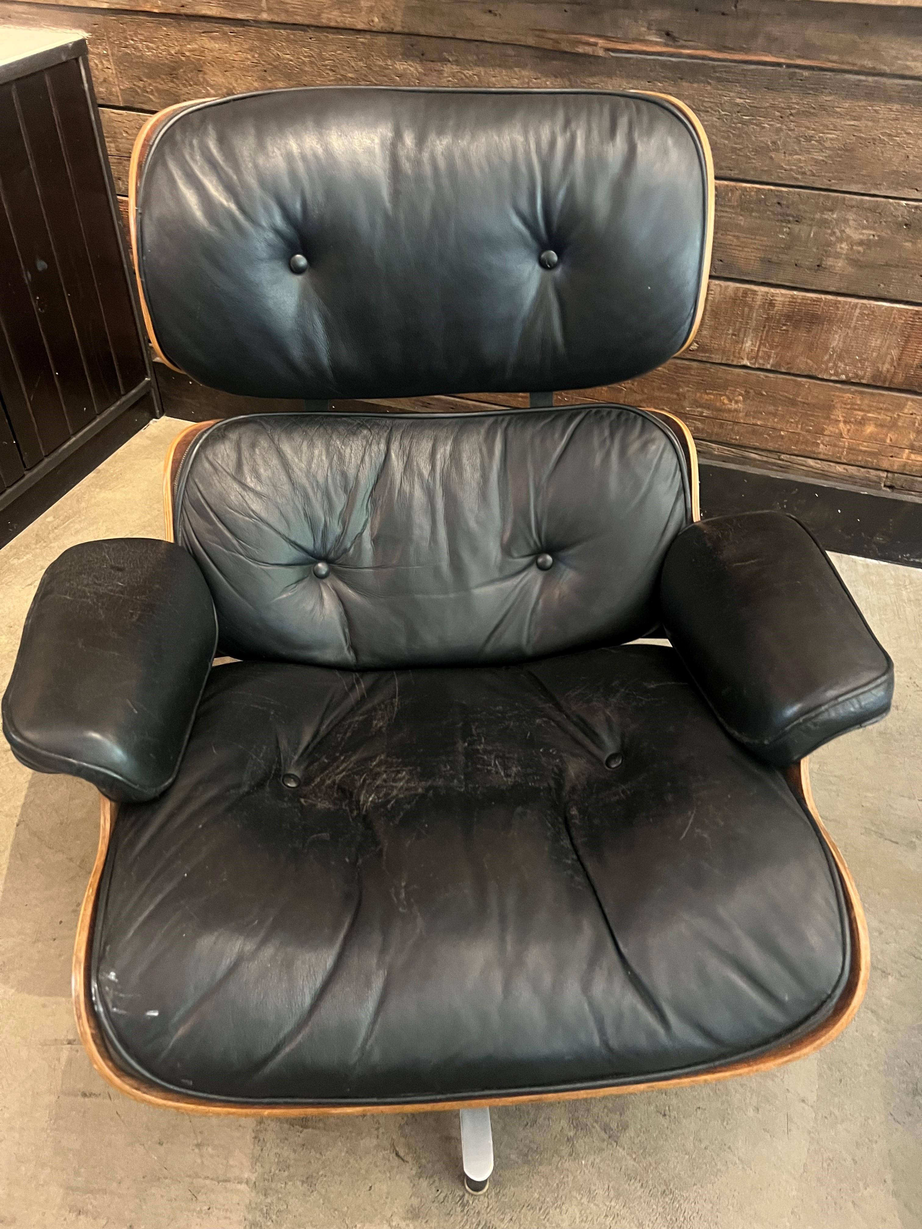 La chaise longue et l'Icone sont des meubles emblématiques créés par Charles et Ray Eames. Il est largement considéré comme l'un des meubles modernes les plus importants et les plus durables.

Conçus en 1956, le Lounge Chair et l'Ottoman étaient