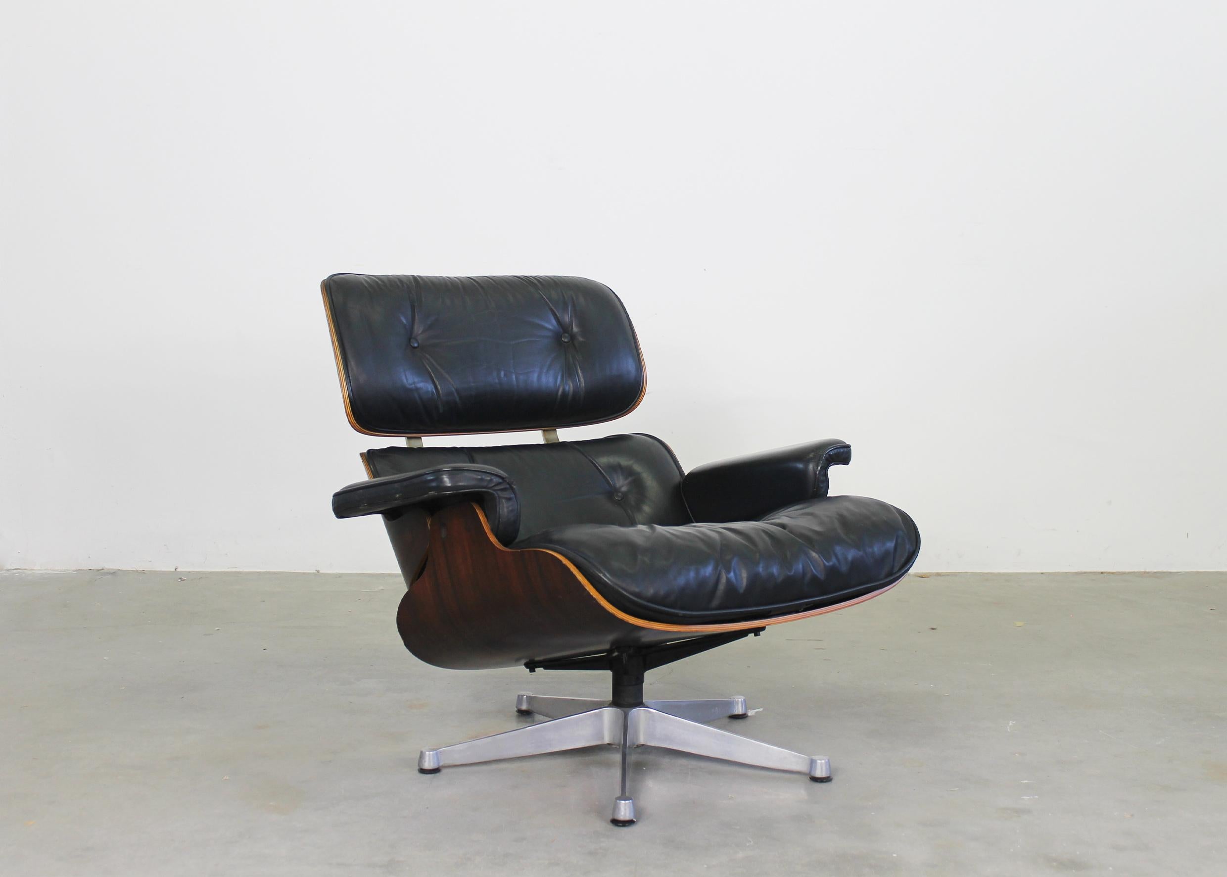 Charles & Ray Eames Lounge Chair and Ottoman by Herman Miller 1970-80ca. In Good Condition In Montecatini Terme, IT