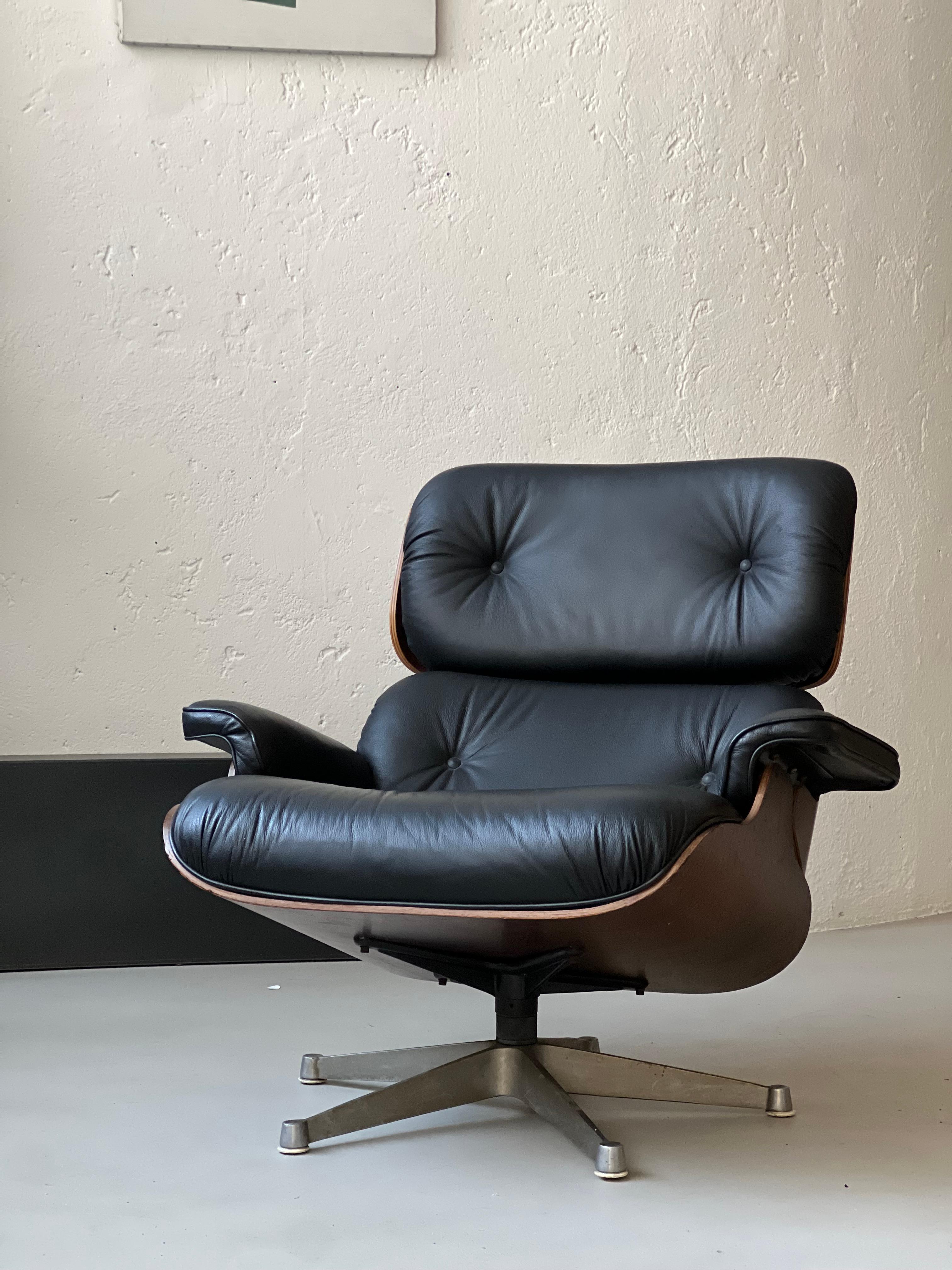 Relaxing Chair - Chaise Longue - Sculptural Armchair and Stool - Iconic Armchair by Charles Eames 


Lounge chair and ottoman with base in aluminum and steel, wooden shells filled with cushions in polyurethane foam covered with black leather.  Both