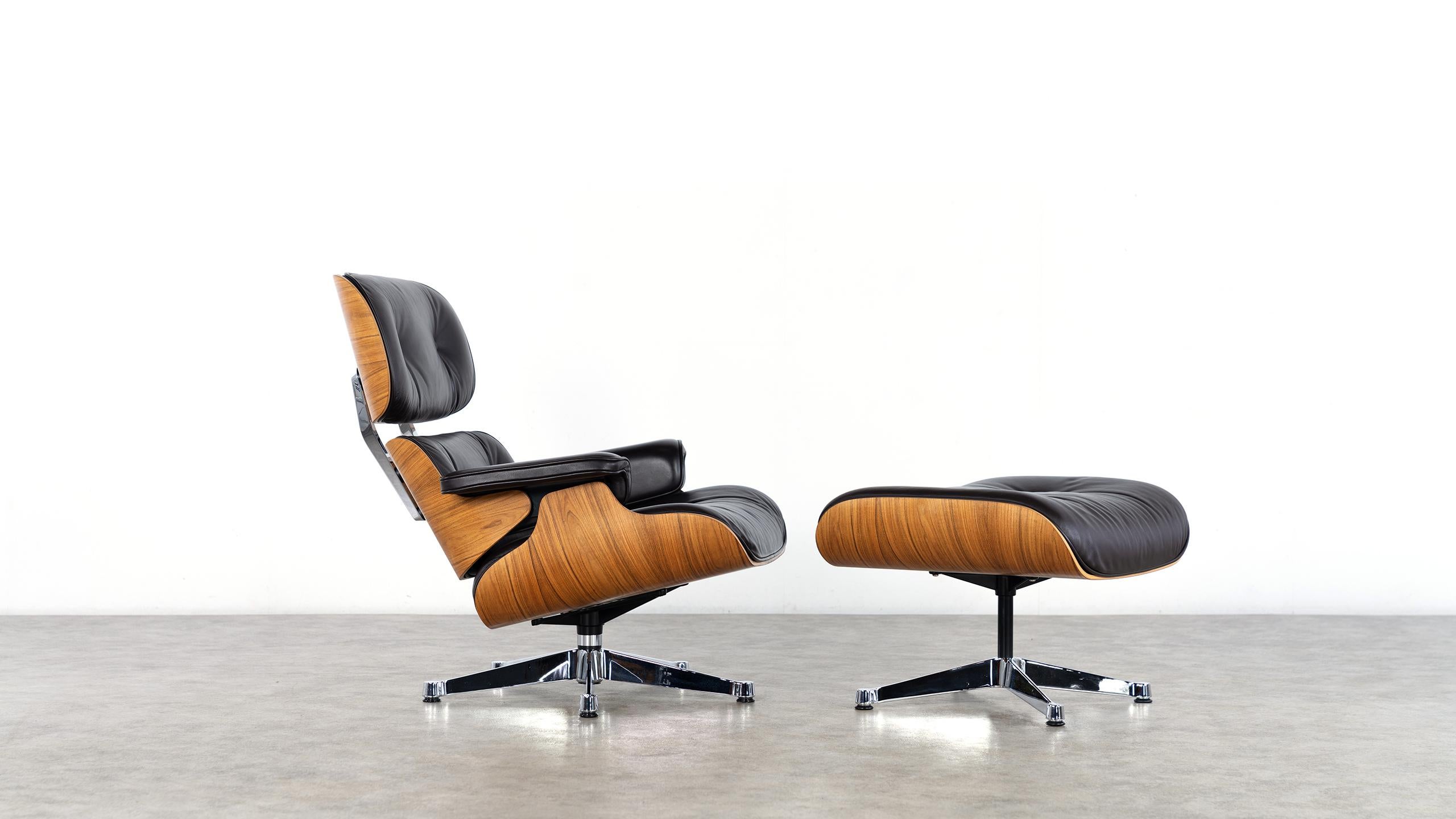 Charles & Ray Eames - Lounge Chair & Ottoman 2006 by Vitra, certified Rosewood

Designed in 1956, this piece was made by Vitra in 2006.
Original invoice, Cites Certificate etc. available.

Shells in finest grained Santos rosewood, in combination