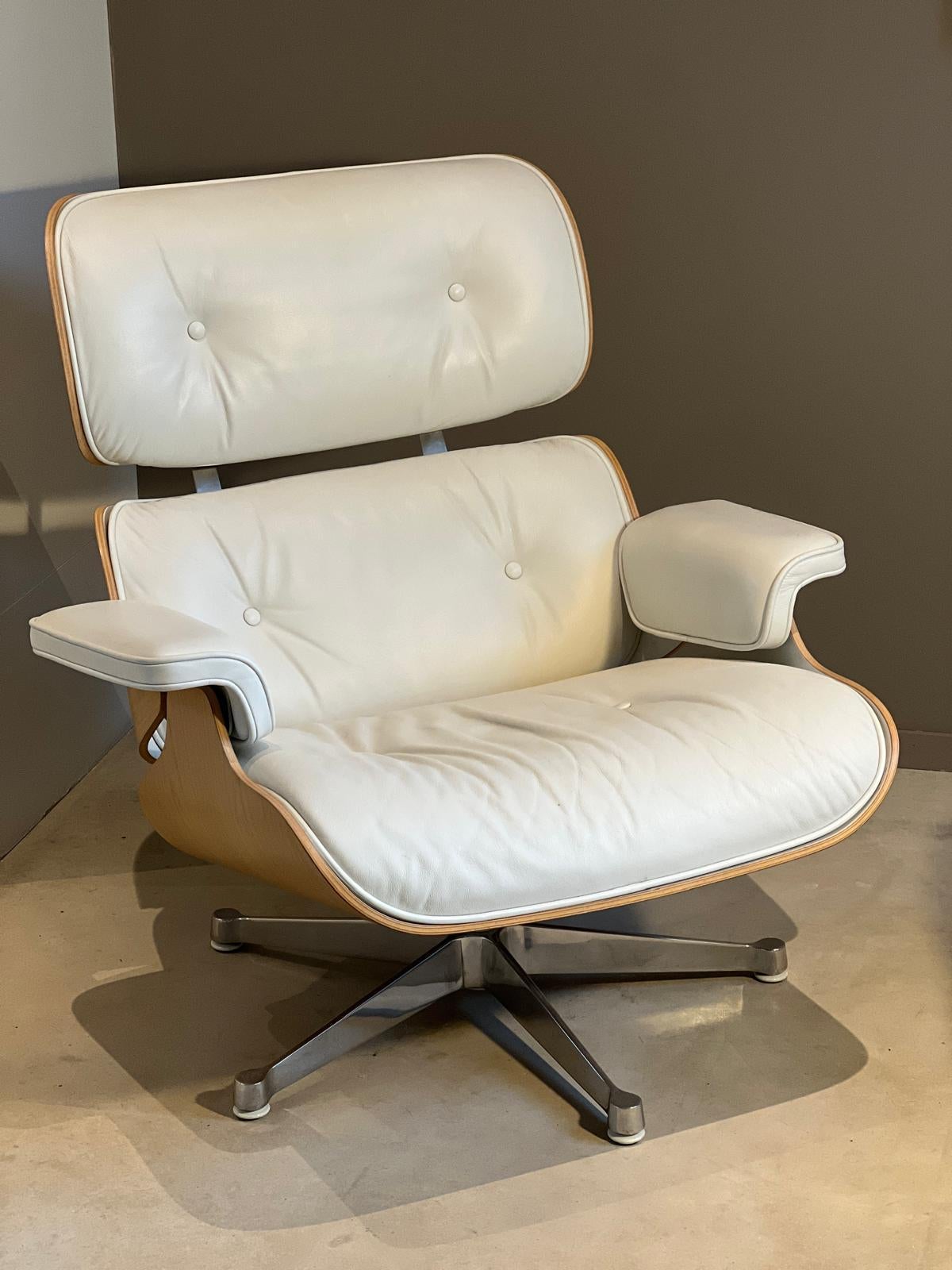 Sillón y otomana, Edición Charles and Ray Eames Circa 1990 en piel 