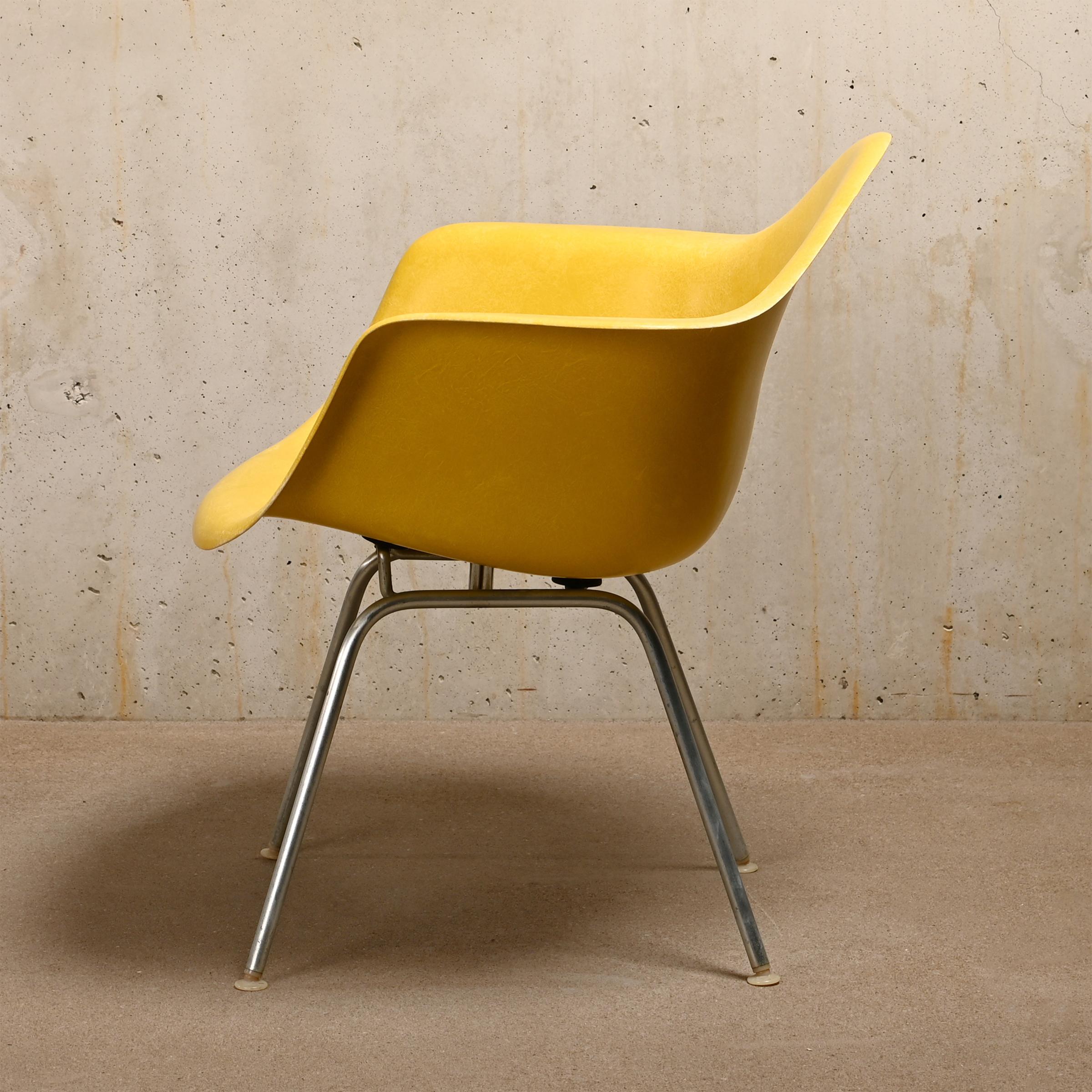 Charles & Ray Eames Max Armchair in Canary Yellow Fiberglass for Herman Miller In Good Condition In Amsterdam, NL