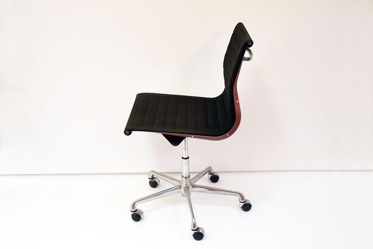 Sedia da ufficio Charles and Ray Eames mod. EA101 produzione ICF, anni '70 in vendita 5