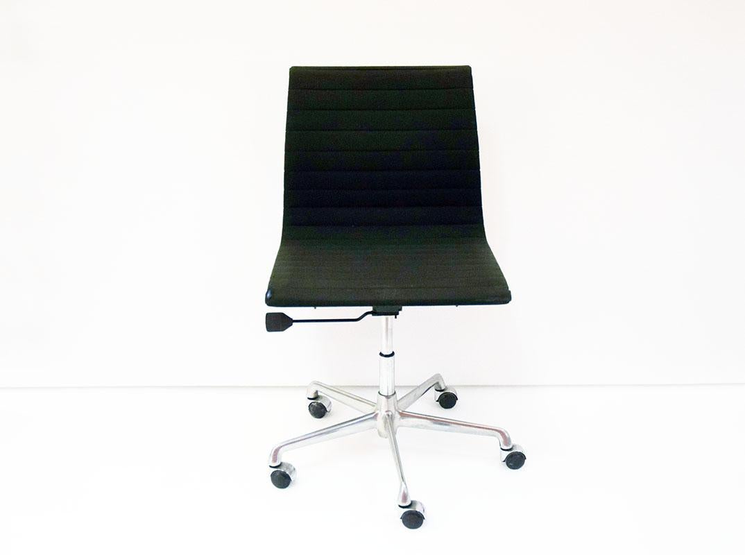 Sedia da ufficio Charles and Ray Eames modello EA101 prodotta da ICF negli anni '70. Struttura in alluminio pressofuso, base a 5 razze con ruote, sedile in tessuto imbottito e leva per regolare l'altezza. 
Con etichetta.
In ottime condizioni.