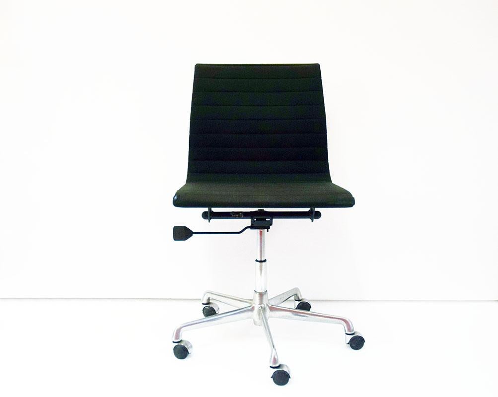 Sedia da ufficio Charles and Ray Eames mod. EA101 produzione ICF, anni '70 In condizioni ottime in vendita a Parma, IT