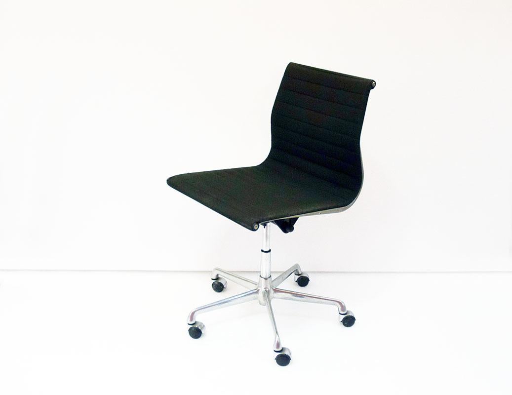 Fine XX secolo Sedia da ufficio Charles and Ray Eames mod. EA101 produzione ICF, anni '70 in vendita
