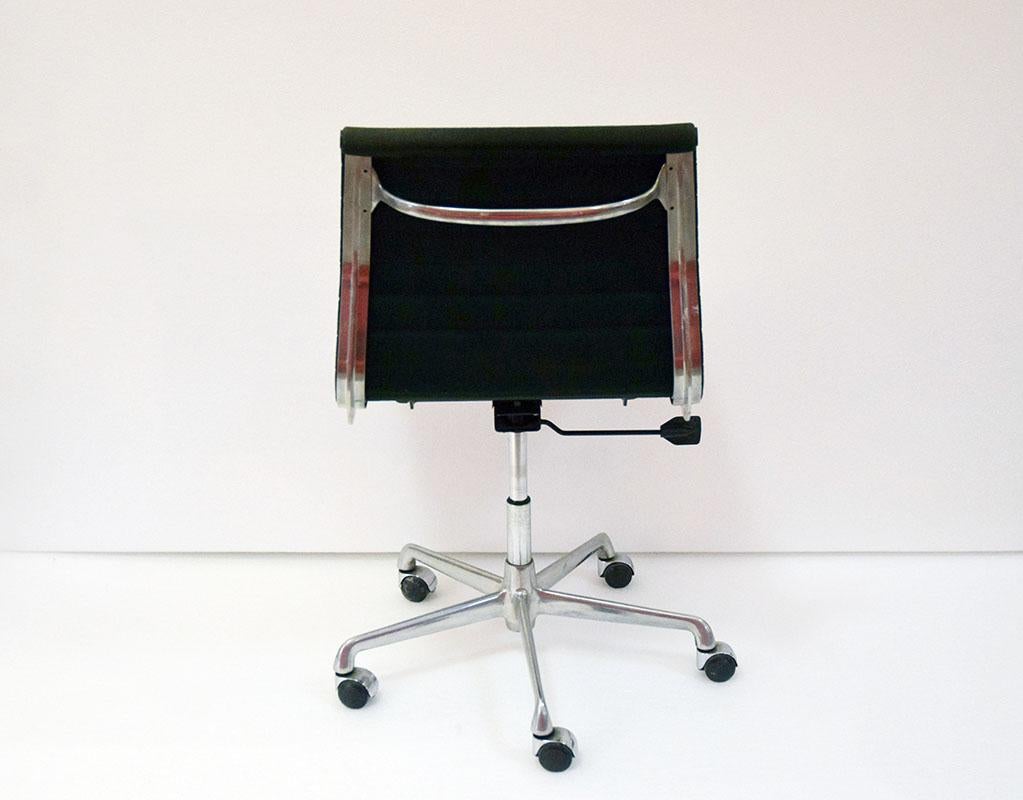 Alluminio Sedia da ufficio Charles and Ray Eames mod. EA101 produzione ICF, anni '70 in vendita
