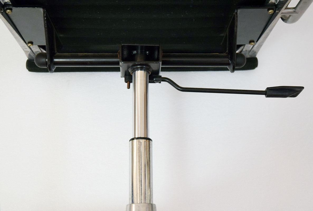 Sedia da ufficio Charles and Ray Eames mod. EA101 produzione ICF, anni '70 in vendita 2