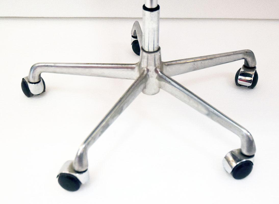 Sedia da ufficio Charles and Ray Eames mod. EA101 produzione ICF, anni '70 in vendita 3