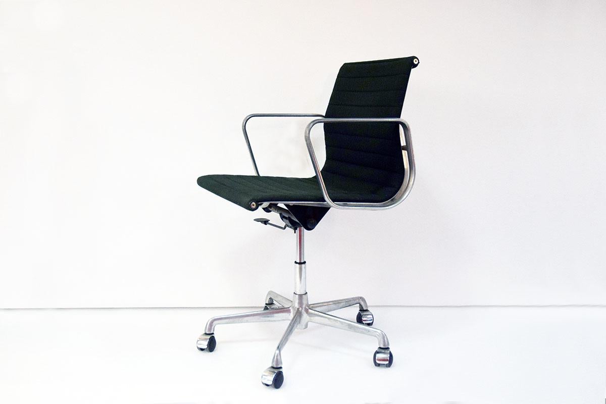 Sedia da ufficio Charles and Ray Eames mod. EA117 produzione ICF, anni '70 in vendita 5
