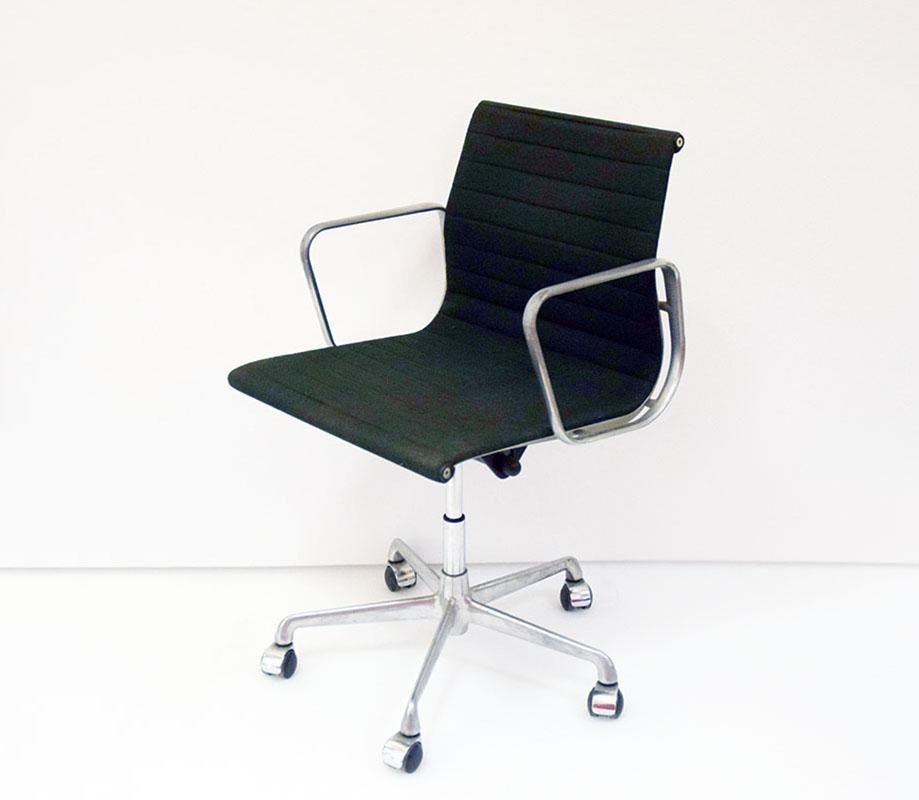 Sedia da ufficio Charles and Ray Eames modello EA101 prodotta da ICF negli anni '70. Struttura in alluminio pressofuso, base a 5 razze con ruote, sedile in tessuto imbottito e leva per regolare l'altezza. 
Con etichetta.
In ottime condizioni.
