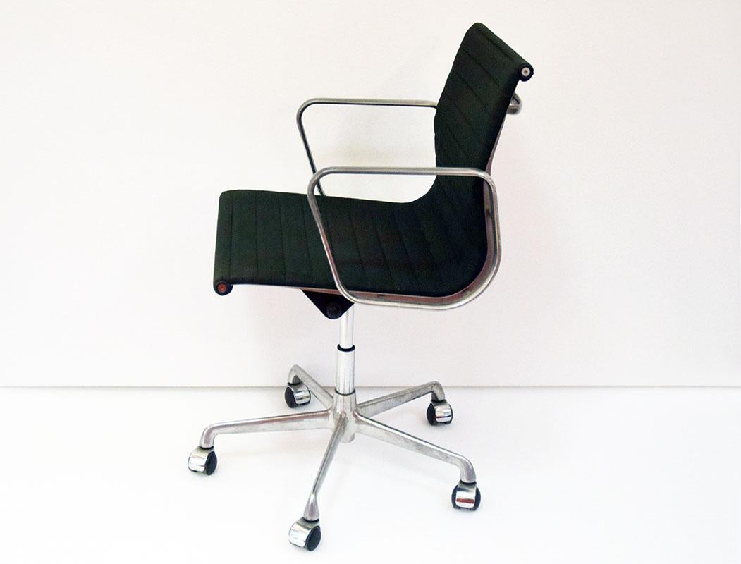 Italiano Sedia da ufficio Charles and Ray Eames mod. EA117 produzione ICF, anni '70 in vendita