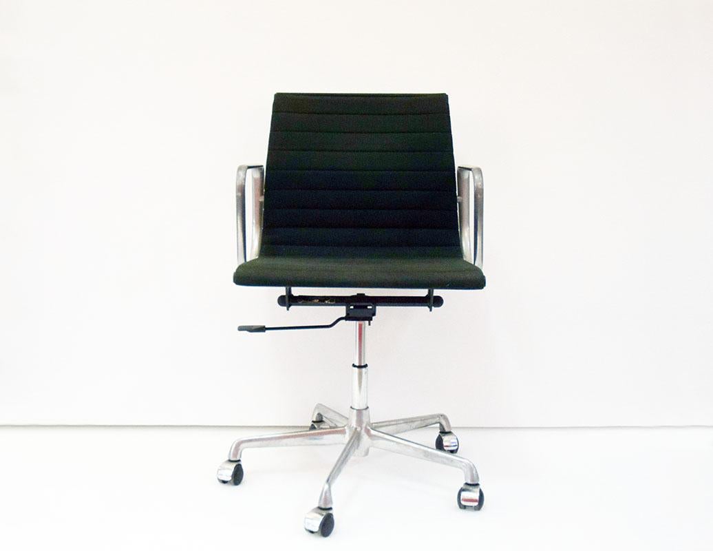 Sedia da ufficio Charles and Ray Eames mod. EA117 produzione ICF, anni '70 In condizioni ottime in vendita a Parma, IT