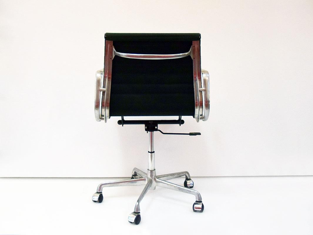 Fine XX secolo Sedia da ufficio Charles and Ray Eames mod. EA117 produzione ICF, anni '70 in vendita